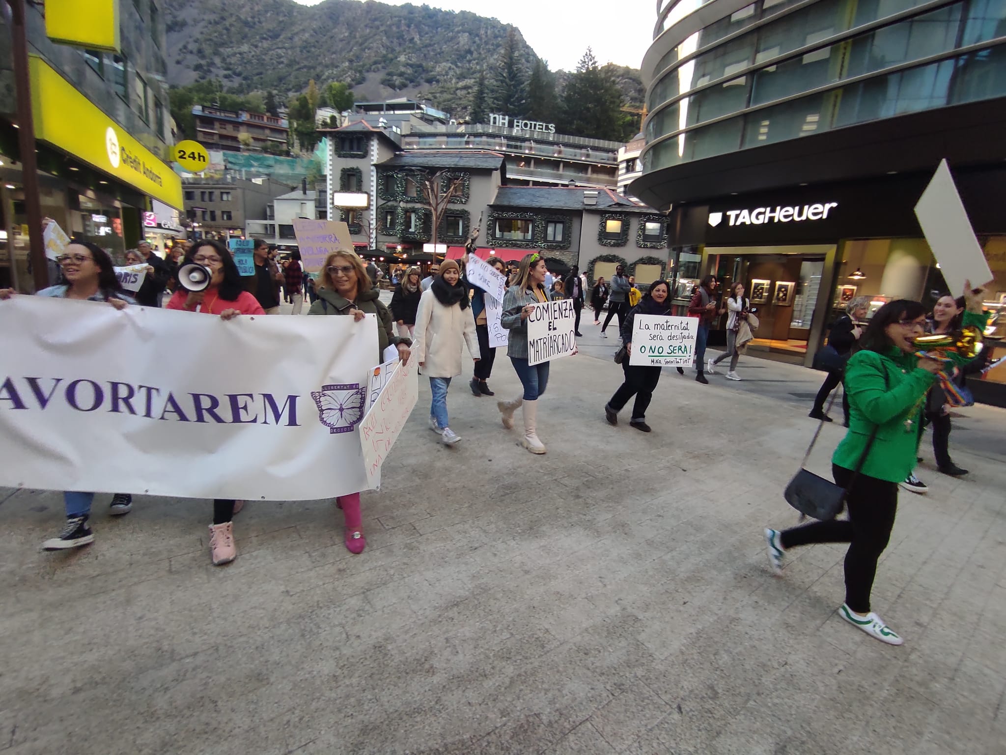 Vanessa Mendoza Cortés, a la dreta, en la darrera manifestació organitzada per Stop Violències al setembre.