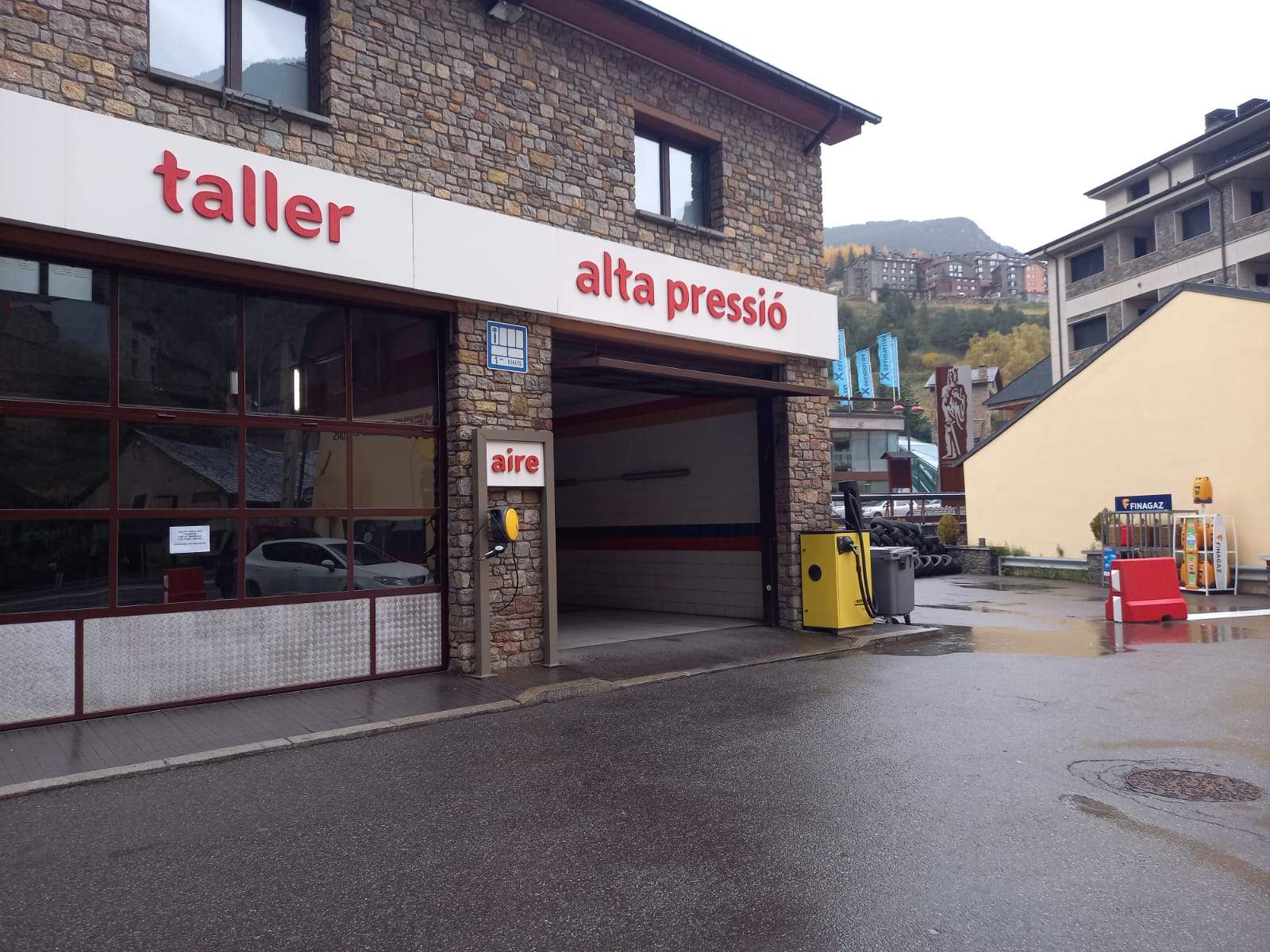 Instal·lacions de l'estació de servei on hi hauria hagut el furt amb força.