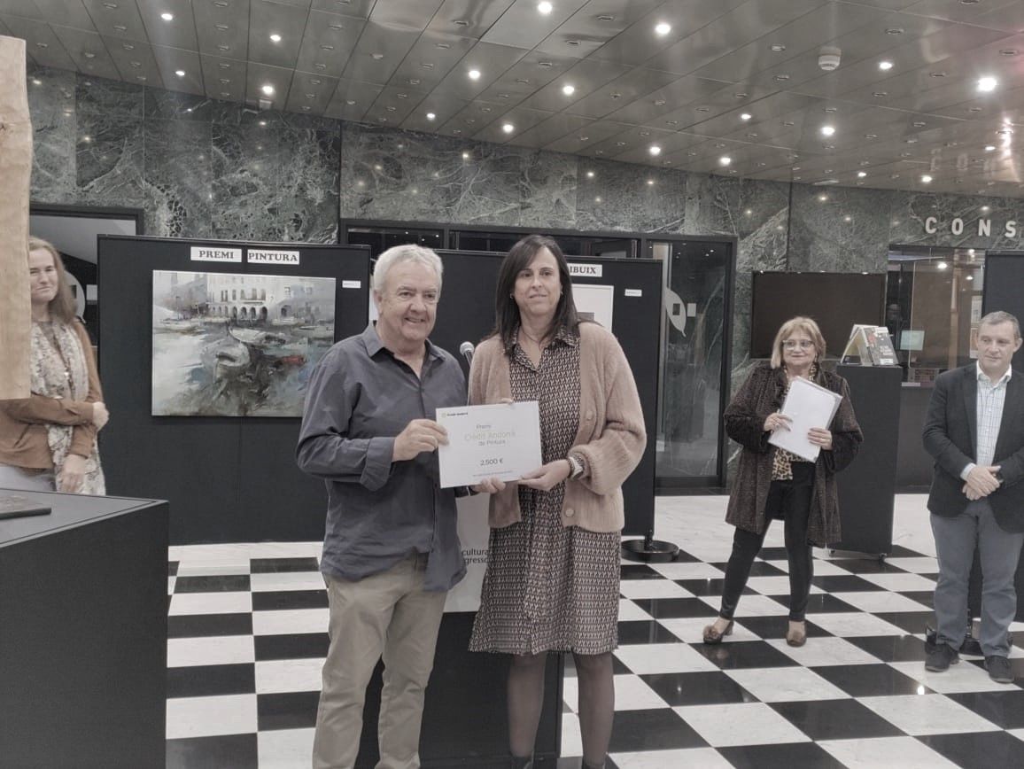 Josep Plaja rep el premi de l'apartat de pintura.