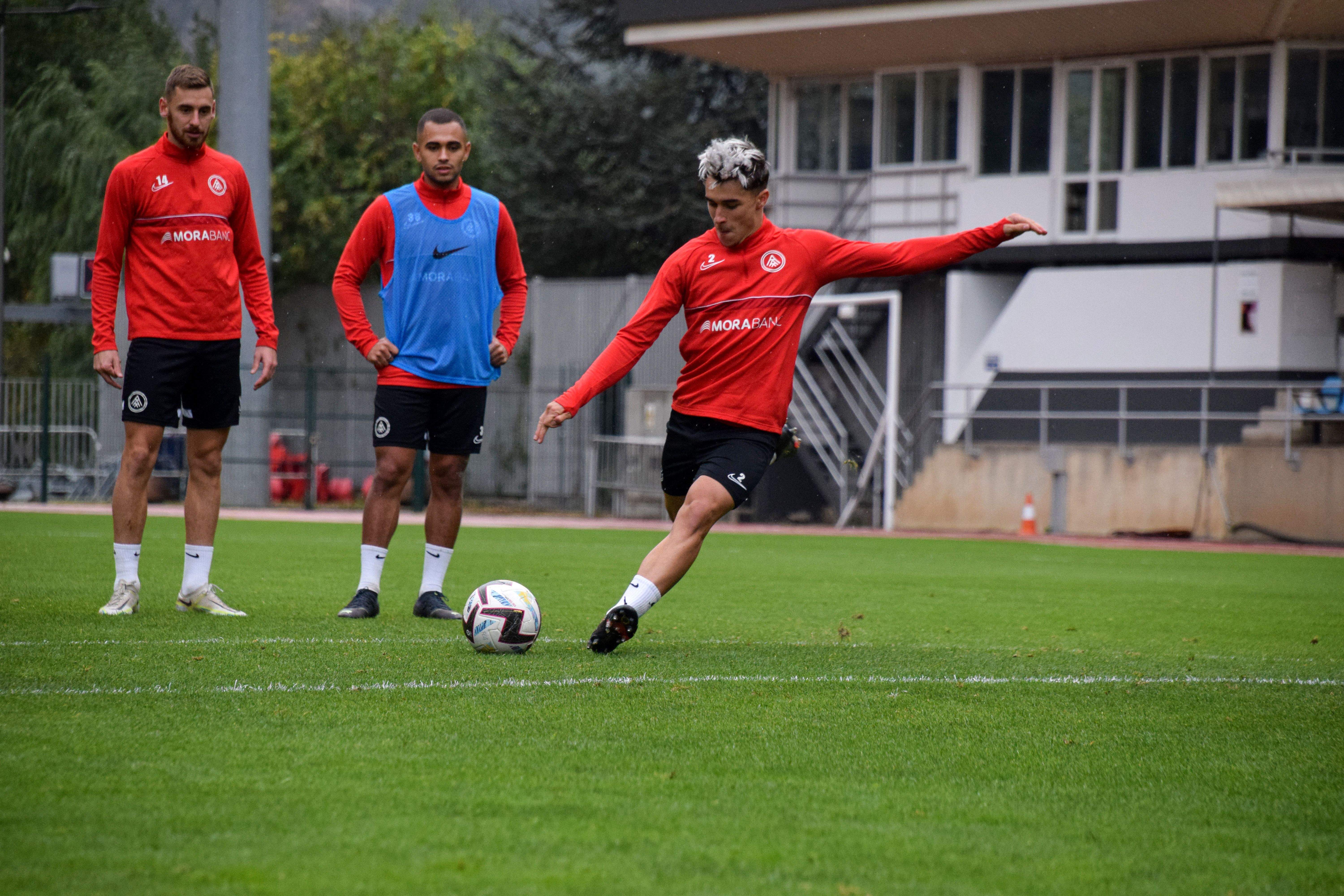 La plantilla tricolor s'ha entrenat aquest divendres a la ciutat esportiva rebatejada amb el nom de José Manuel Llaneza.