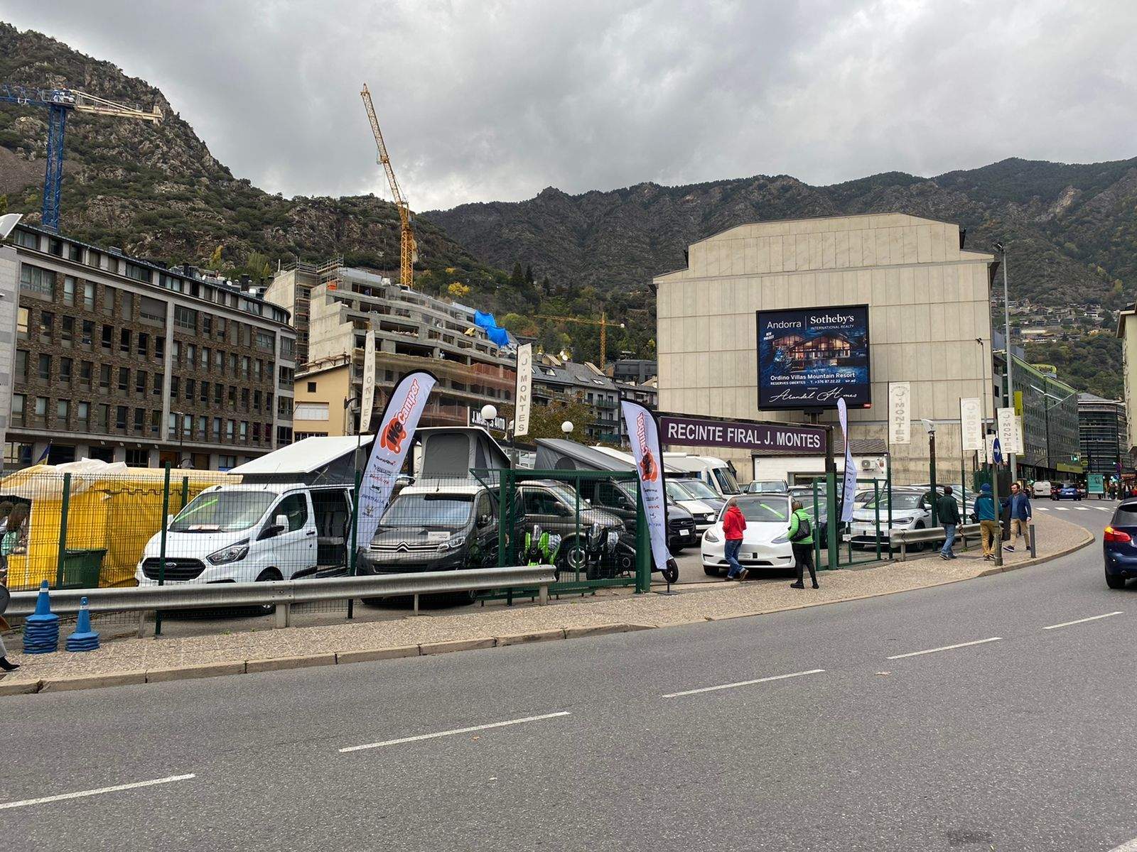 L'empresa exposa els seus productes en aquest terreny, que li han cedit, a prop de la Fira.