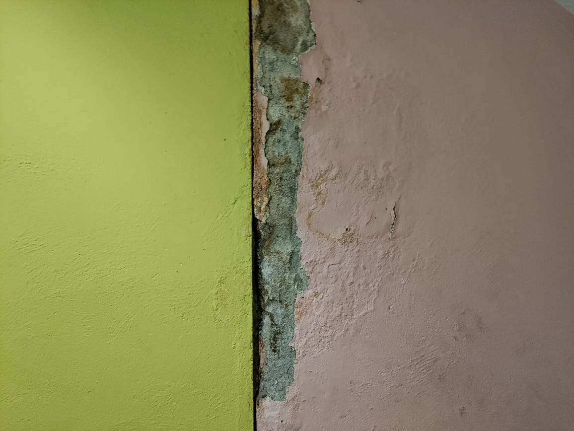 Una de les parets de l'aparcament amb el desgast provocat per l'aigua.