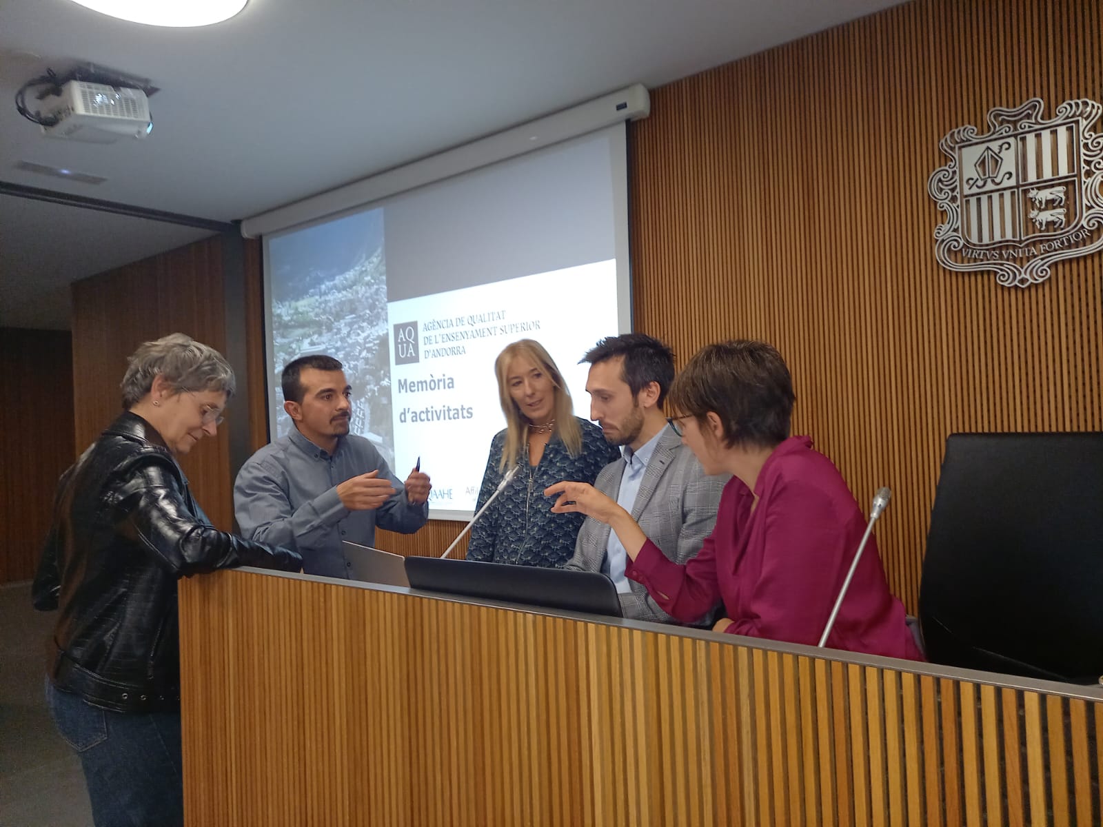 Els consellers de la comissió parlen amb la directora de l'Agència, Marta Fonolleda. Els consellers de la comissió parlen amb la directora de l'Agència, Marta Fonolleda.