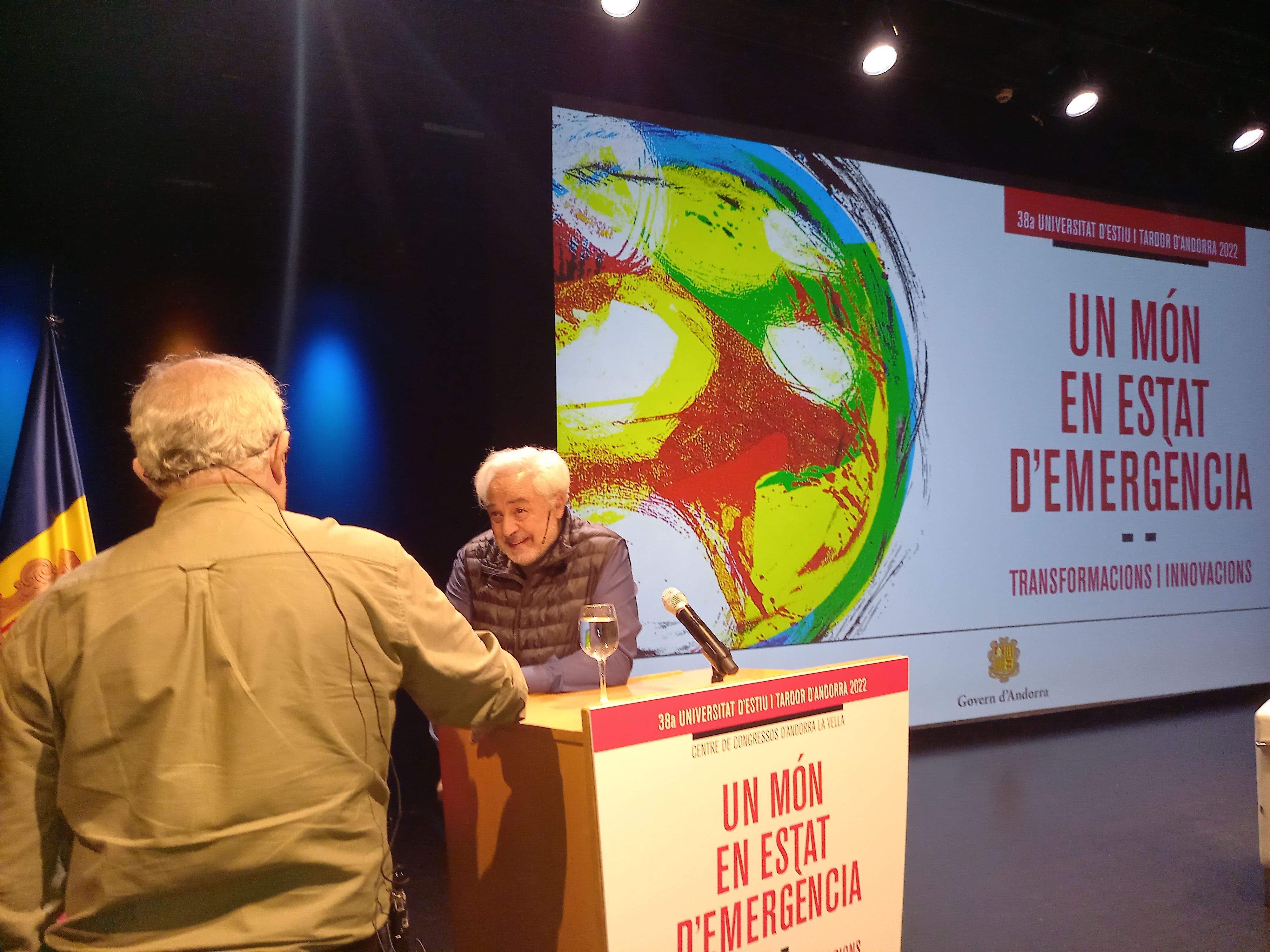 De Lucas parla amb un dels responsables de l'organització abans de la xerrada.