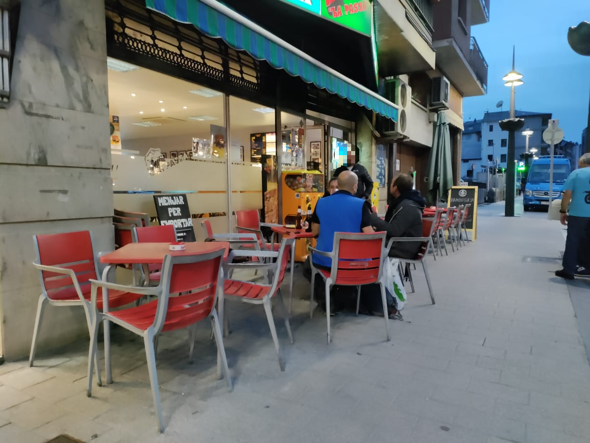 El jove estava assegut a les primeres cadires que queden a mà esquerra de la foto.