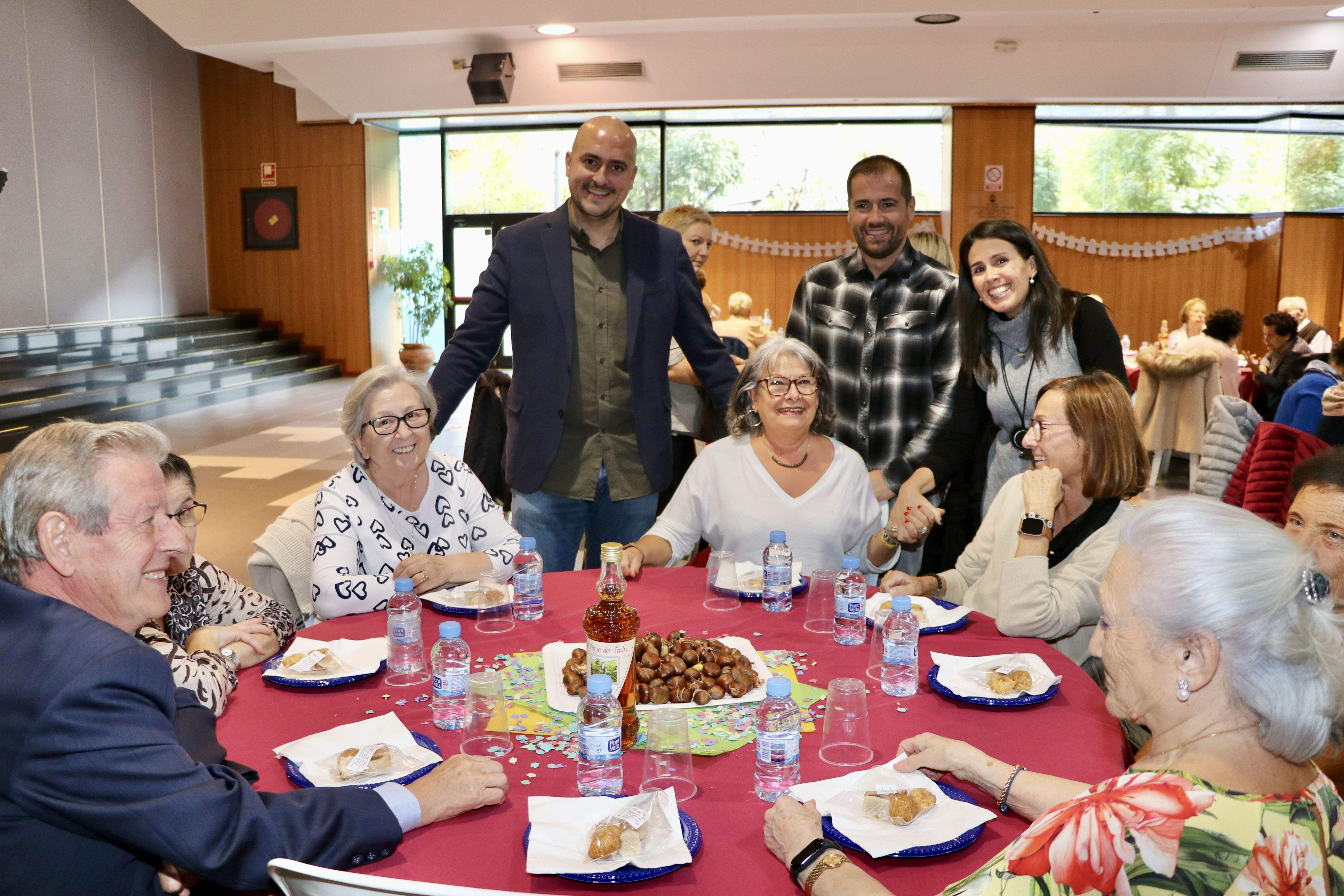 Laura Mas, Nino Marot i Xavier Fernàndez amb alguns dels assistents a l'acte.