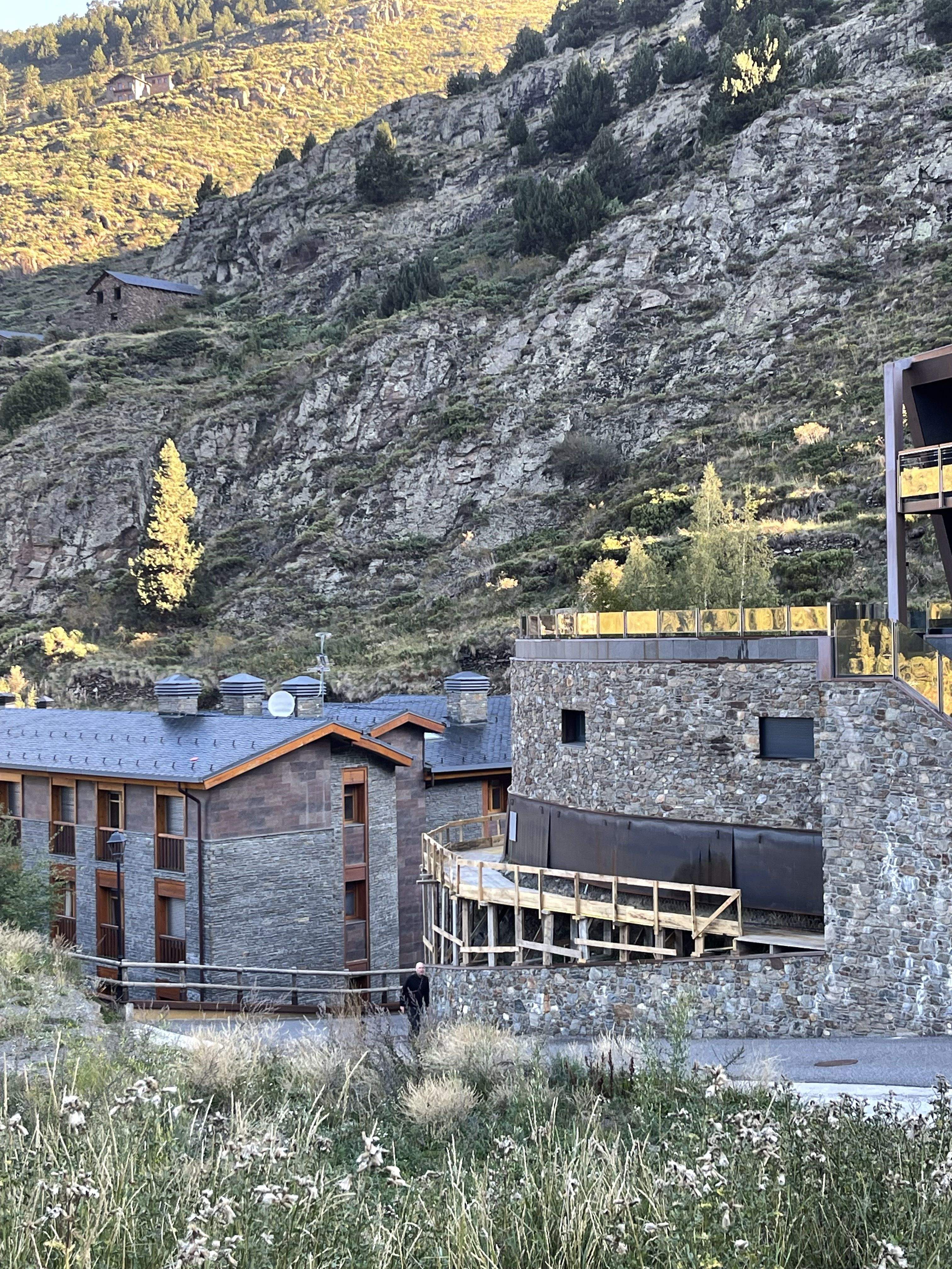 Els xalets estàn a tocar del camí de Grau d'Incles.