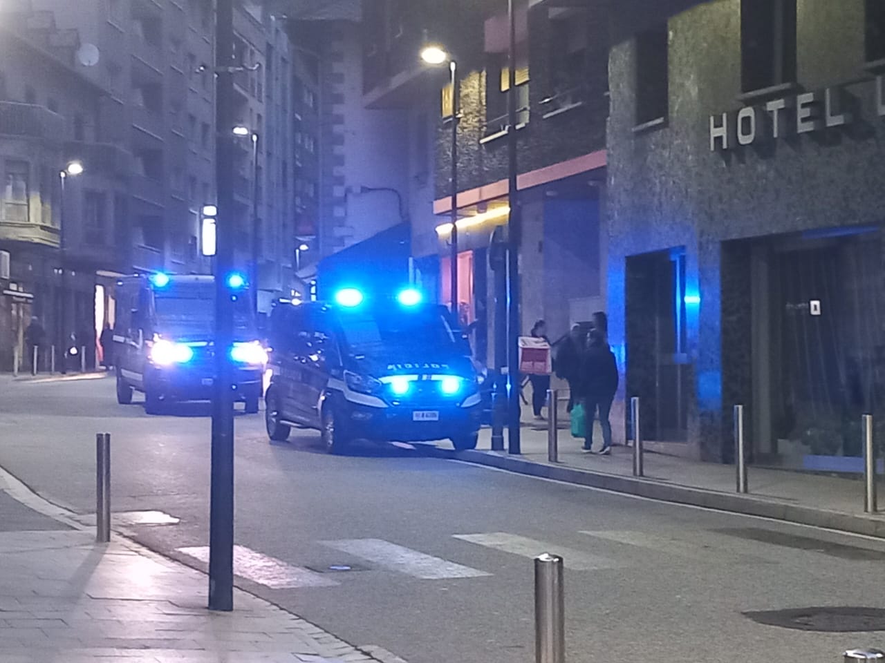 Els dos furgons en les immediacions del local on hi havia la suposada baralla.