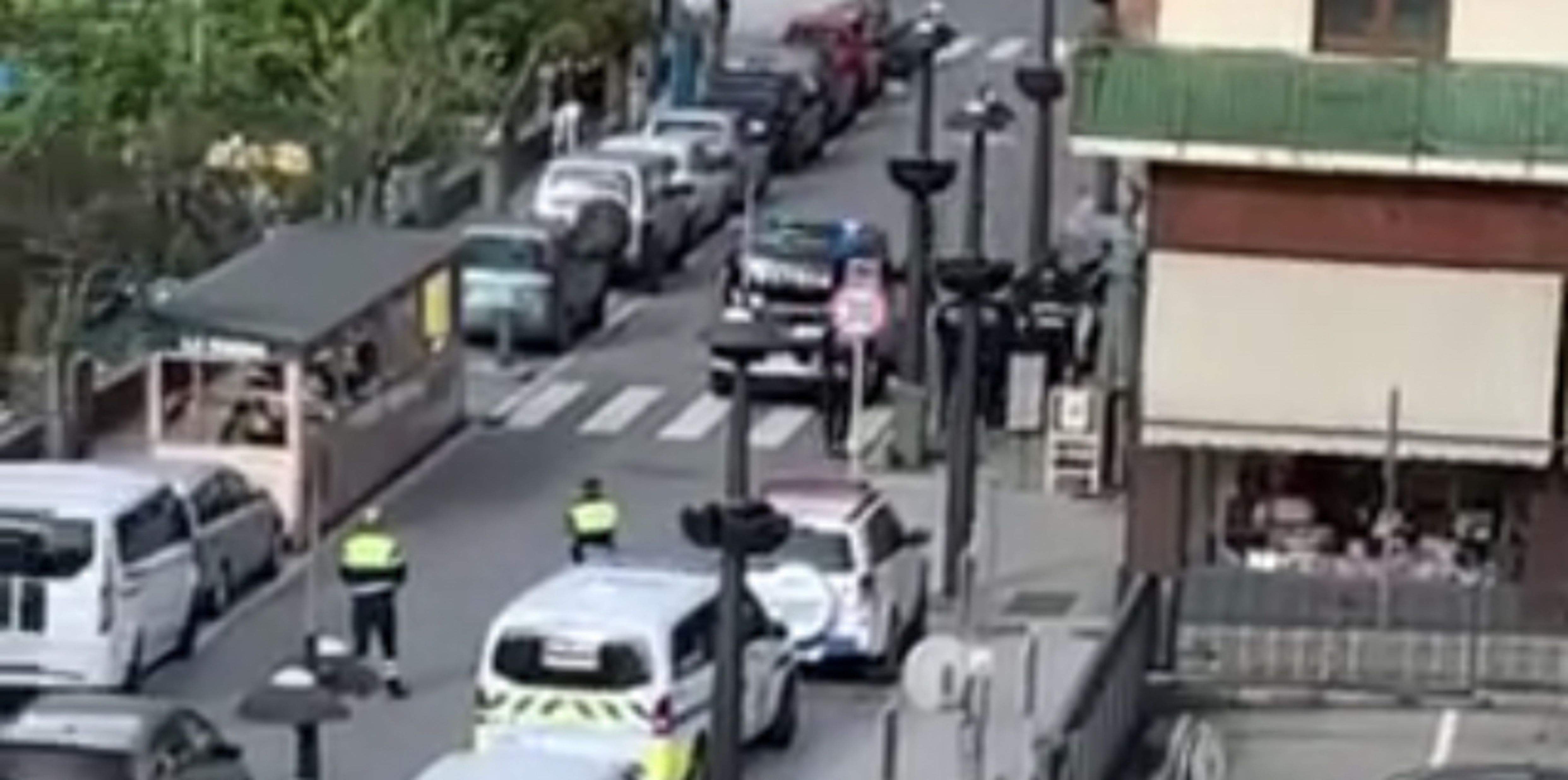 Moment en què els integrants del GSMO treuen detingut del bar el jove.