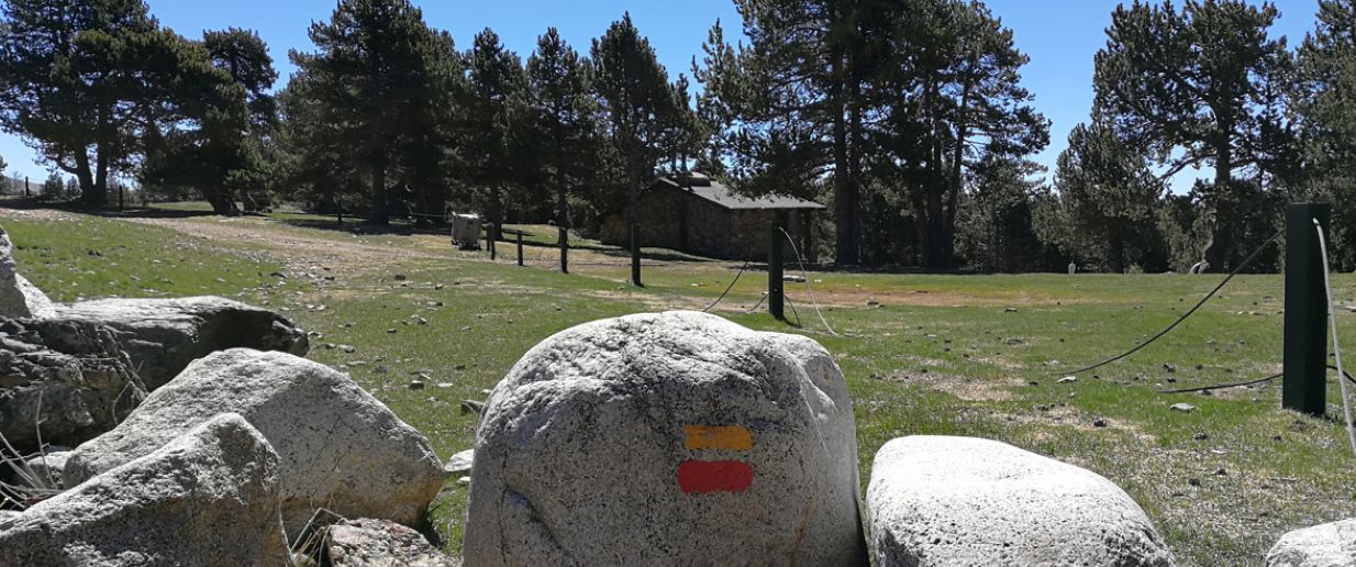 Vista del refugi de Roca de Pimes, a Sant Julià de Lòria. Vista del refugi de Roca de Pimes, a Sant Julià de Lòria.