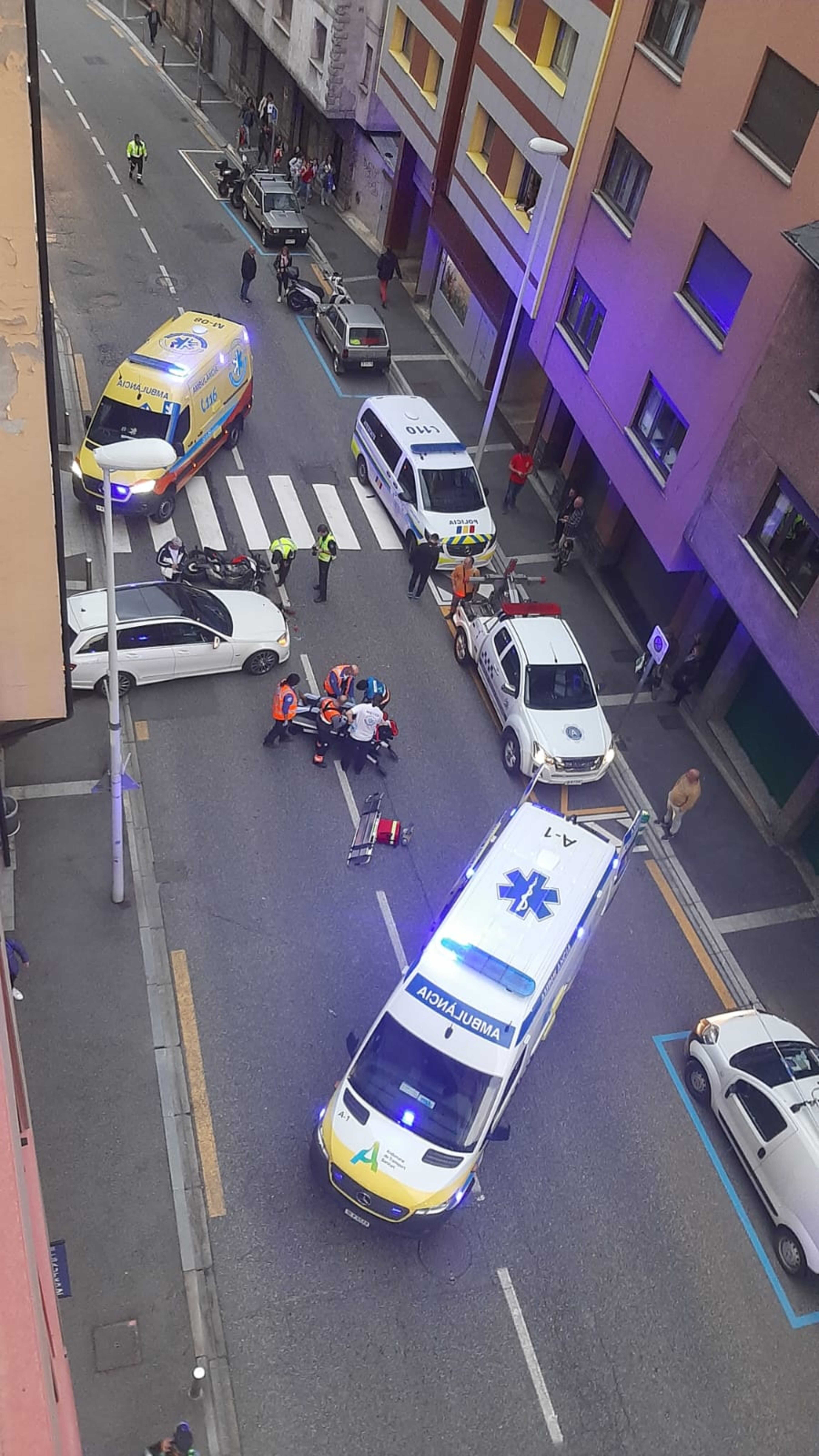 Atenció al ferit mentre els policies agafen dades per a l'atestat.