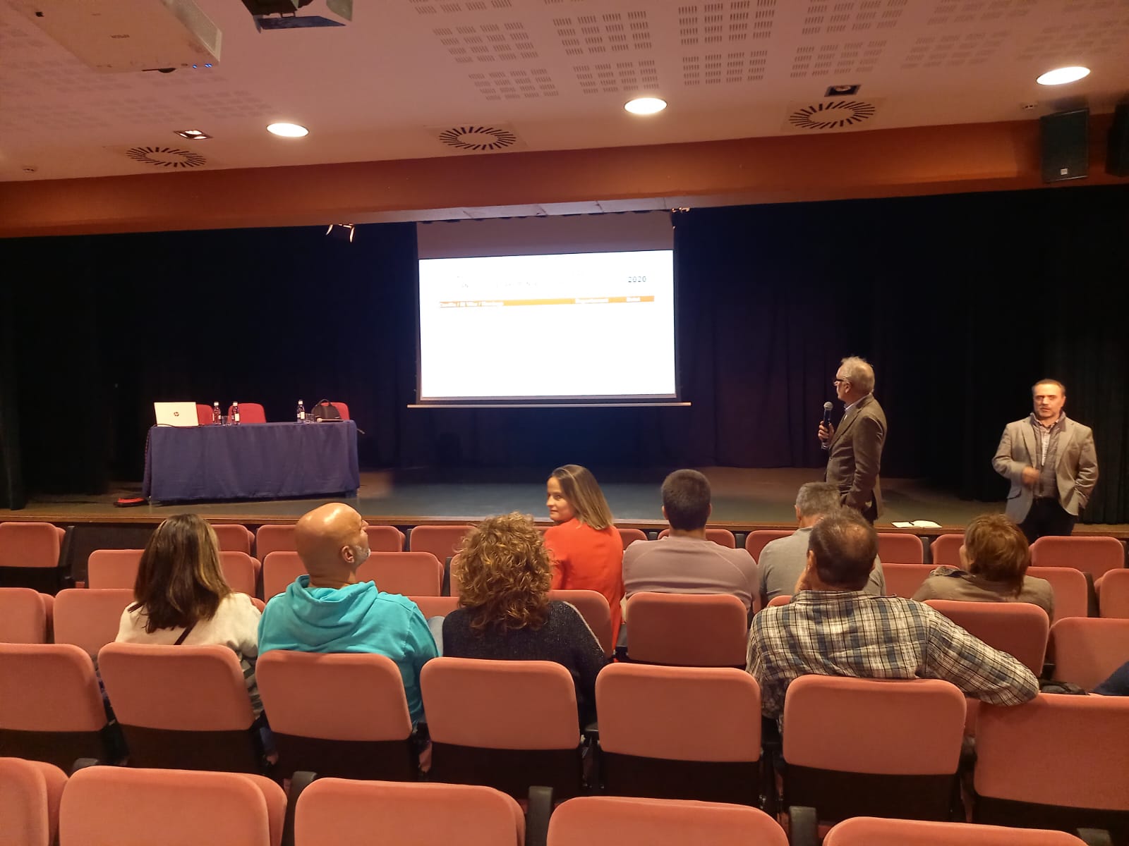 Camp parlant amb els veïns assistents a la reunio. Camp parlant amb els veïns assistents a la reunio.