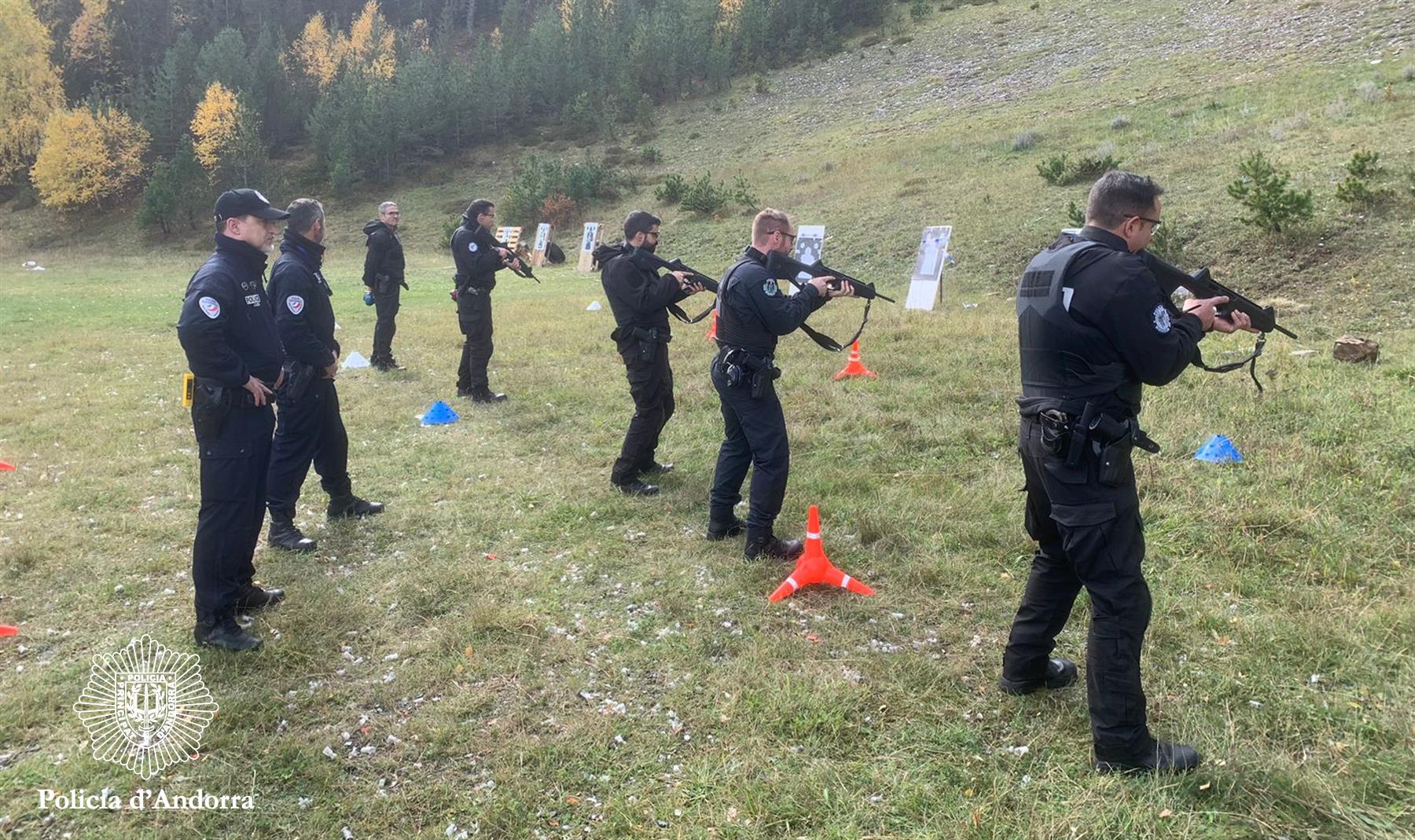 Montors del cos d'ordre fent la formació.