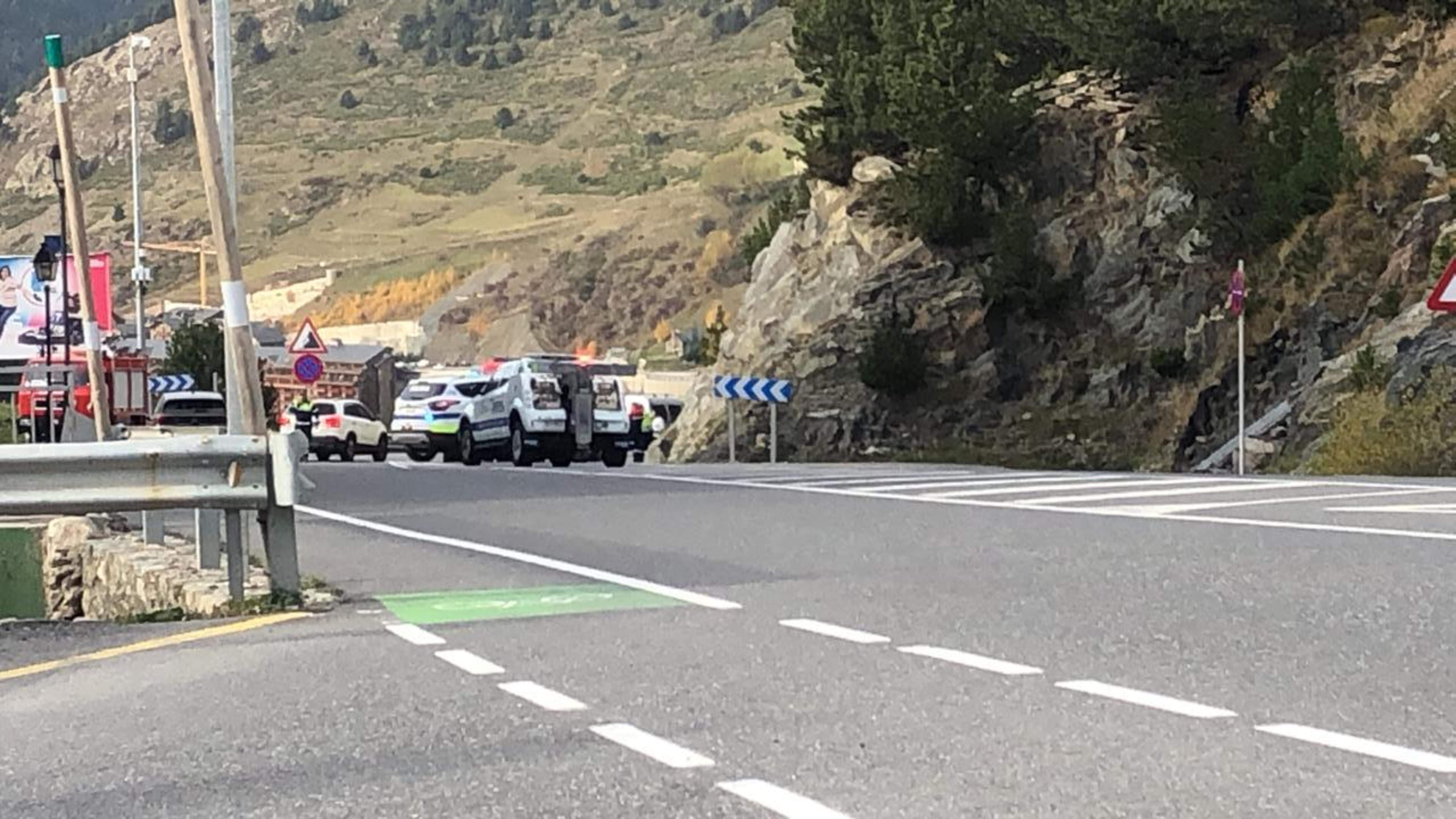 Policia, bombers i agents de circulació actuant al lloc dels fets.
