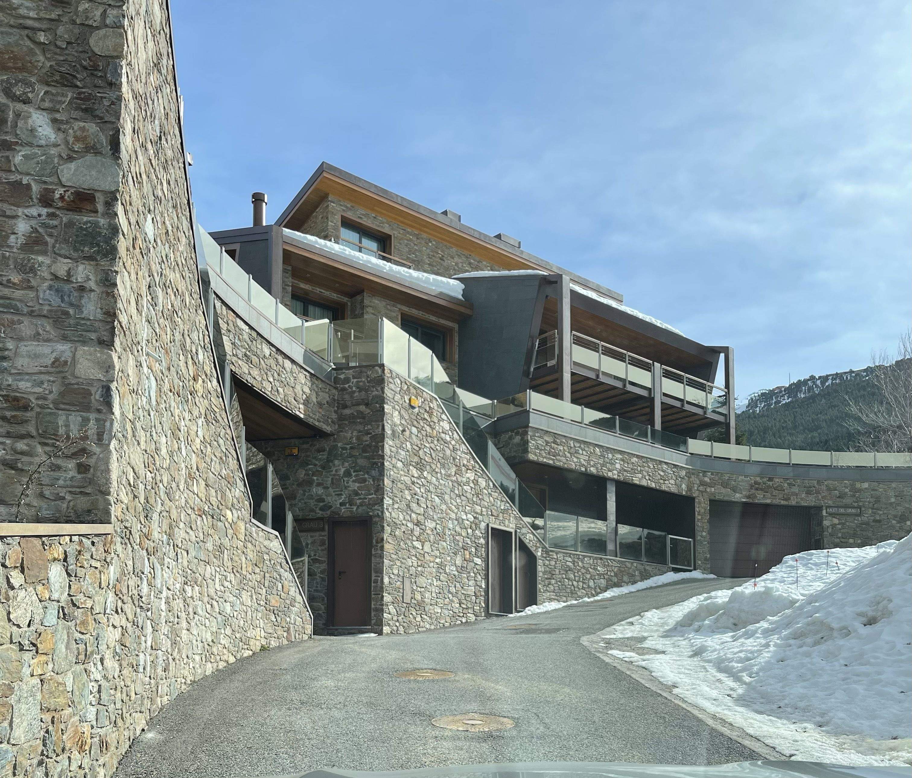 Els xalets construïts en zona de conflicte.