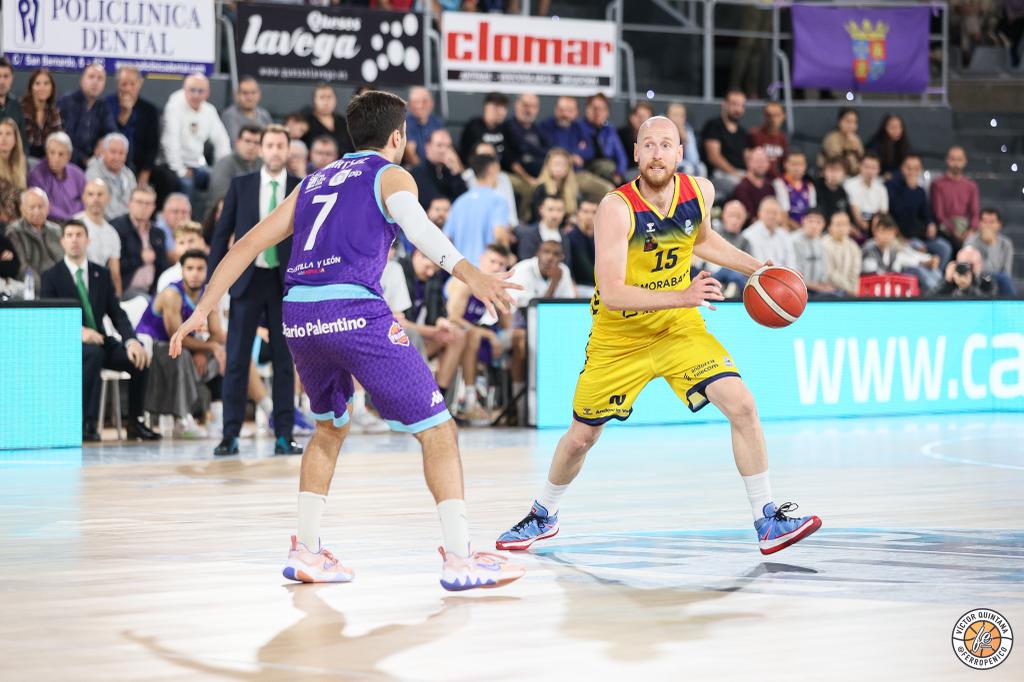 Schreiner bota la pilota davant Chema Martínez.