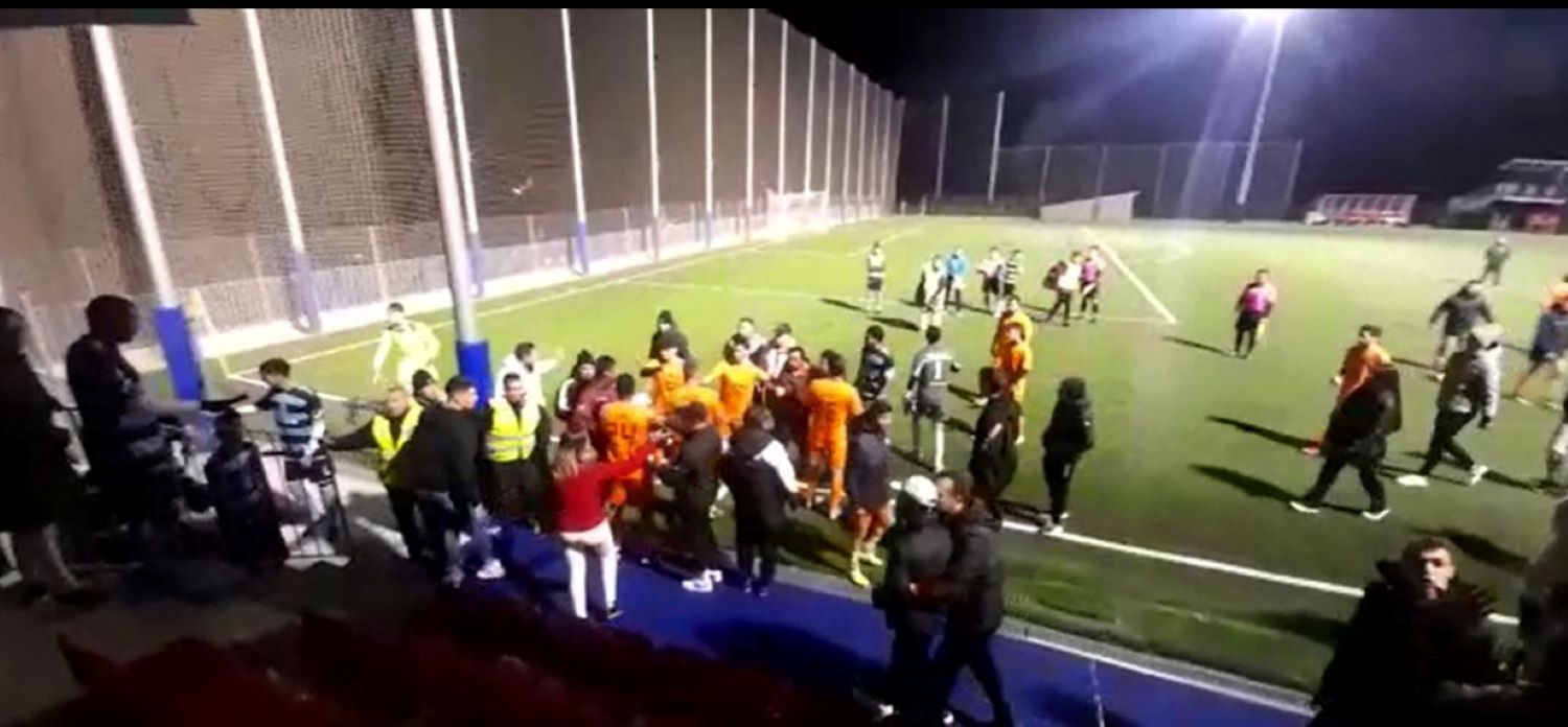 Jugadors dels dos equips es van enfrontar al final del partit. Jugadors dels dos equips es van enfrontar al final del partit.