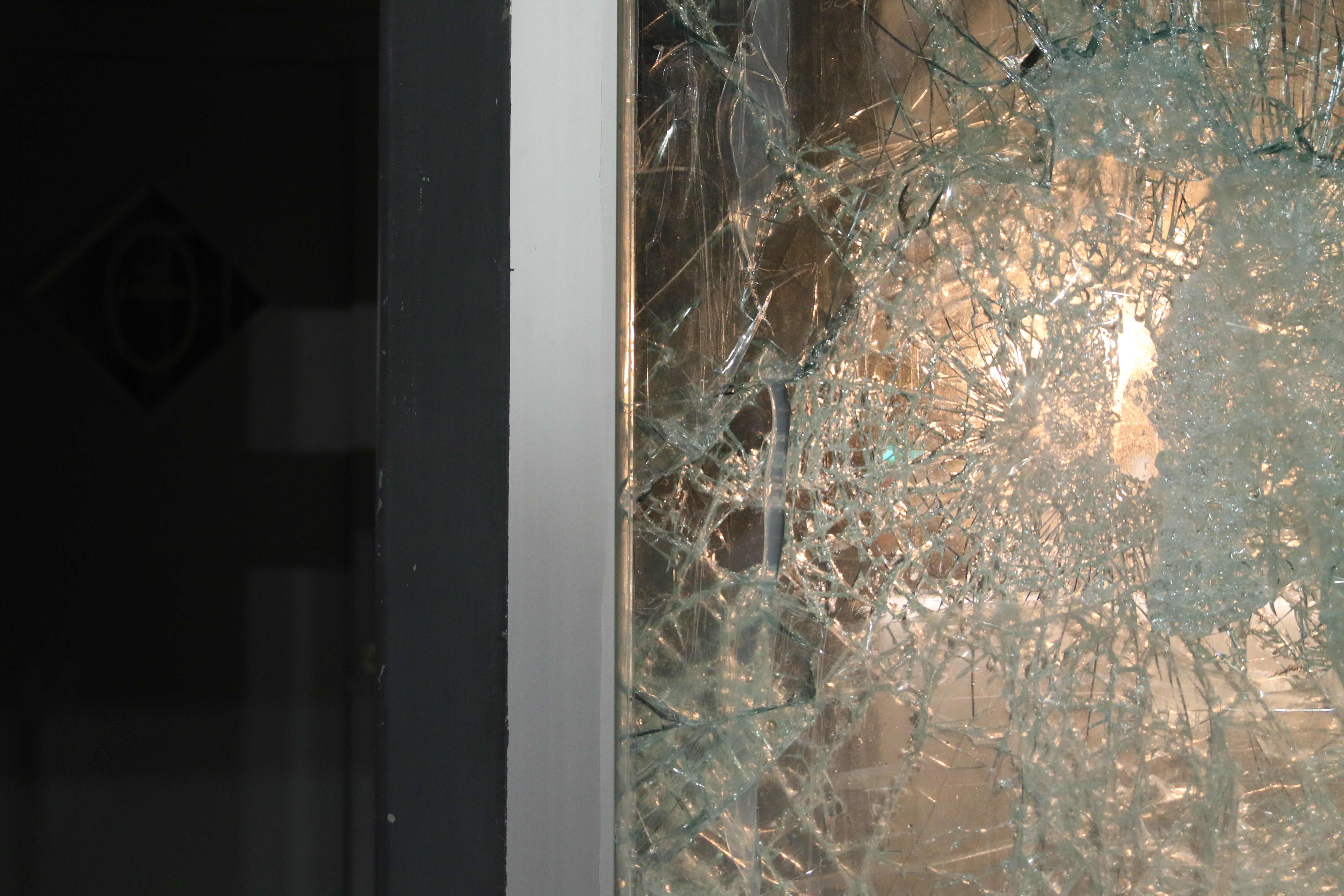 El vidre fracturat en una de les entrades, la posterior, del restaurant.