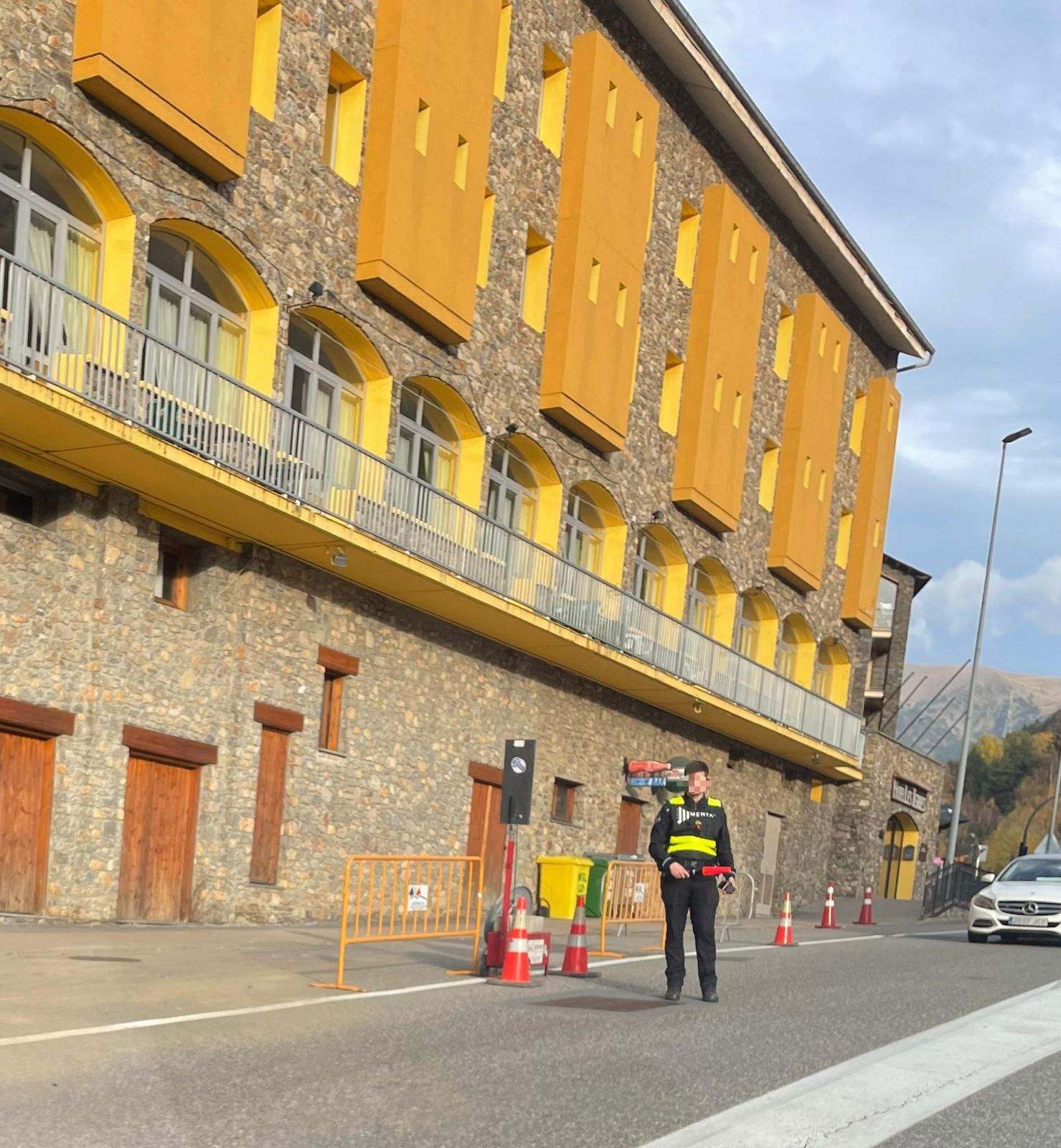 Un agent de seguretat privada regulant el trànsit.