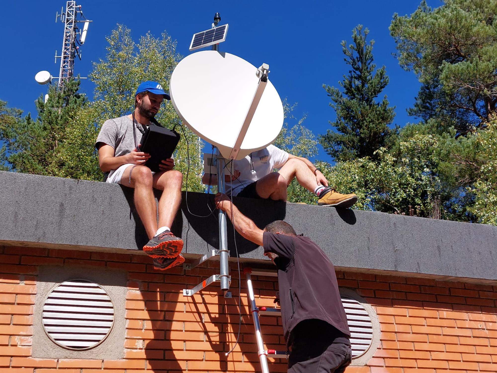 Instal·lació d'una antena al Roc de l'Àliga.
