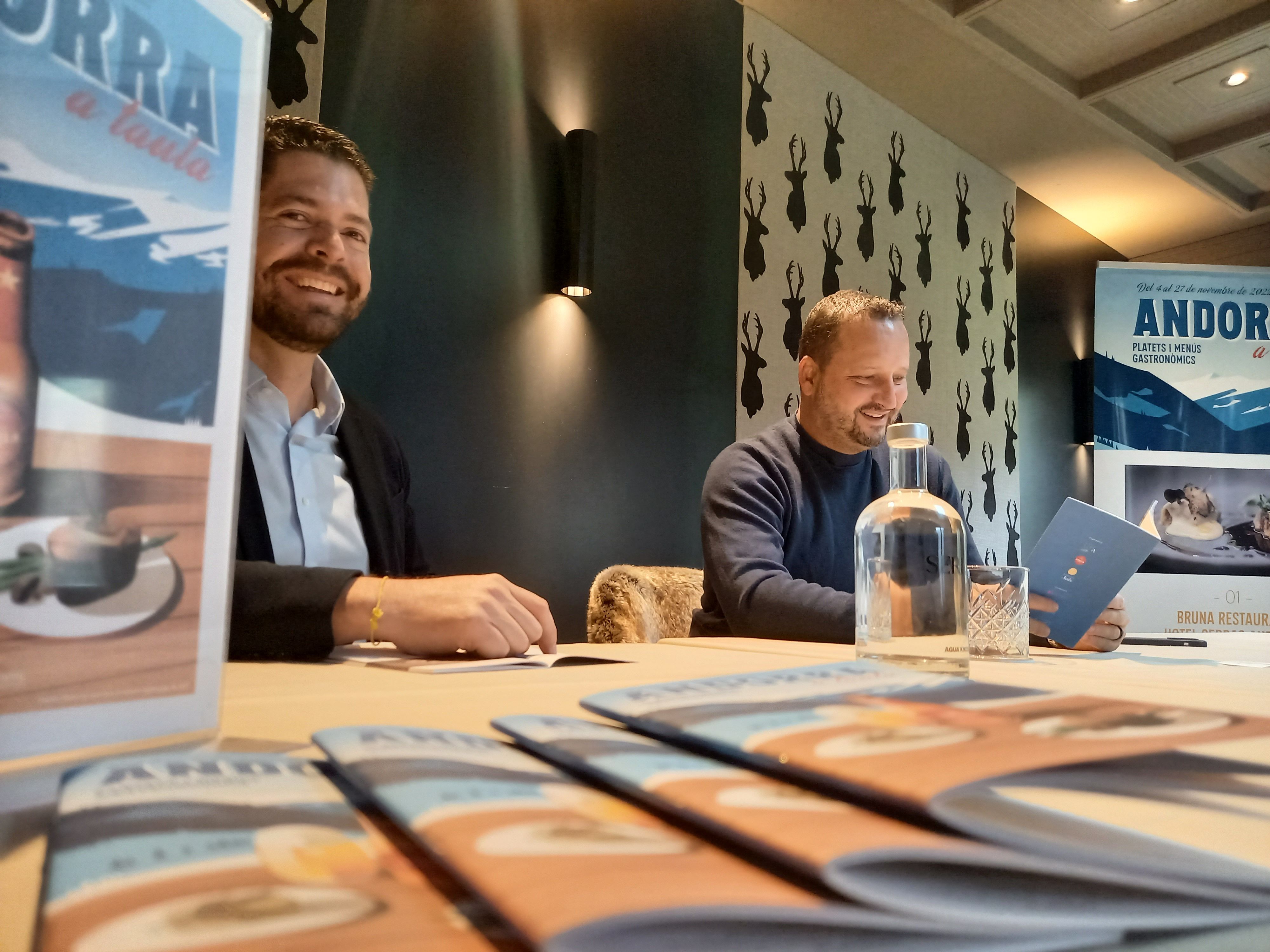 Carlos Cardona, del restaurant la Bruna, amb el gerent de la Unió Hotelera, Jordi Pujol, durant la presentació de les jornades.