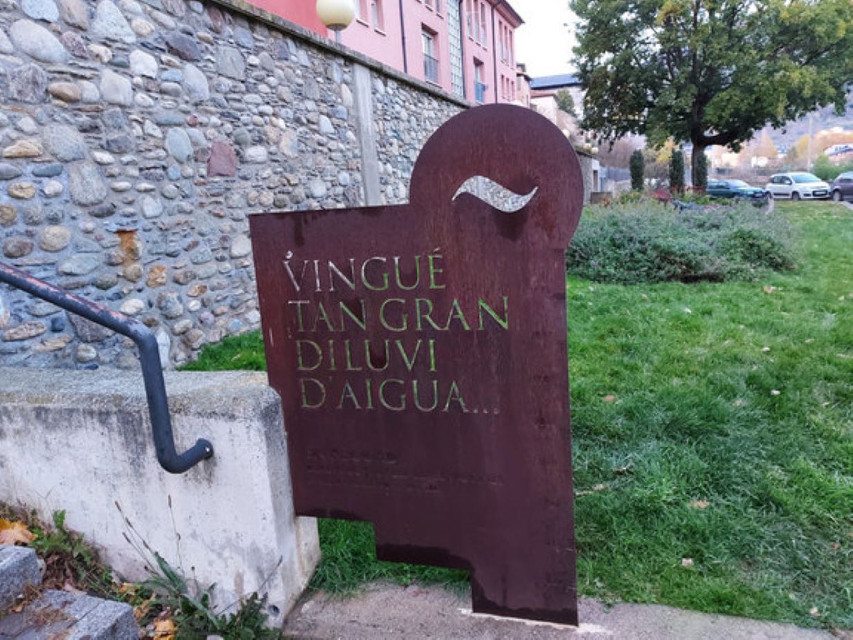 Monument instal·lat a la Seu d'Urgell en commemoració del 25è aniversari dels aiguats de 1982.