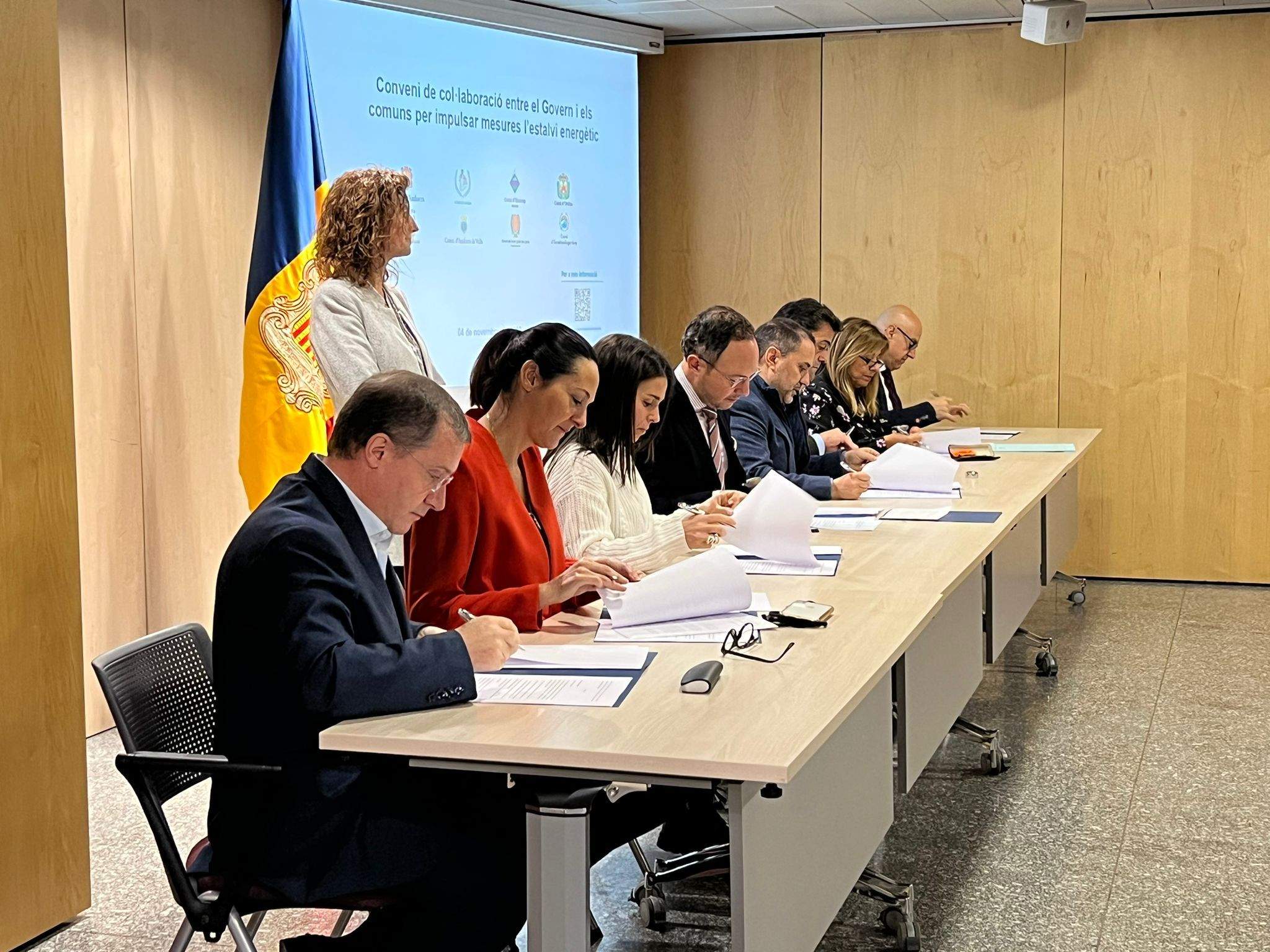 Moment de la signatura entre els comuns i el Govern per l'estalvi energètic.