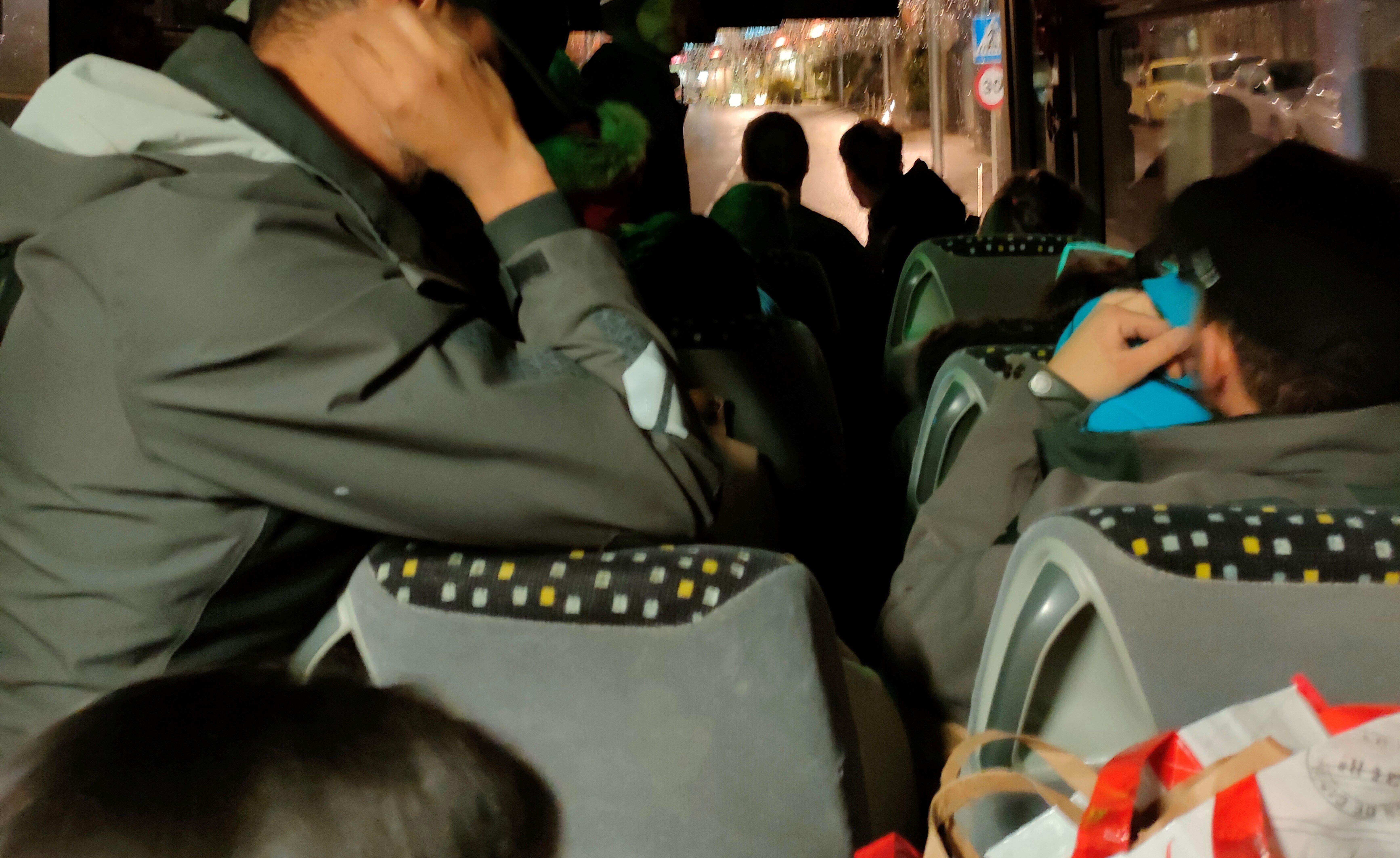 Interior del darrer clípol de la L4 al Pas de la Casa de divendres a la nit.