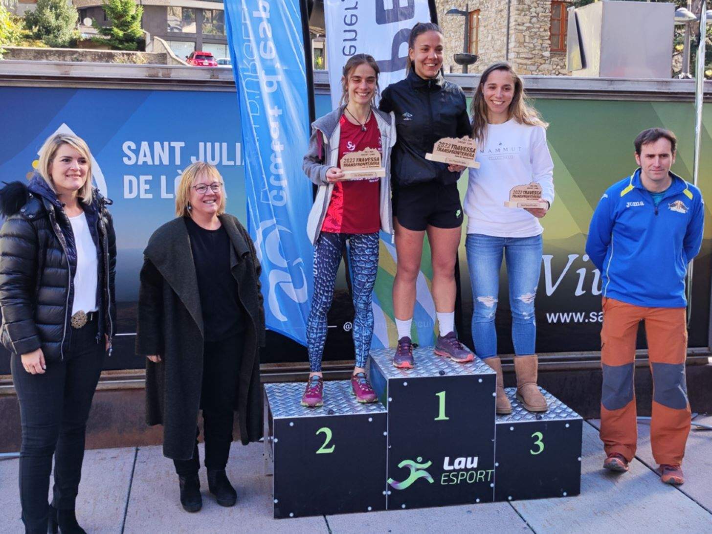 Gemma Pla, Irati Azkargorta i  Laia Sebastià al podi de la cursa llarga femenina.