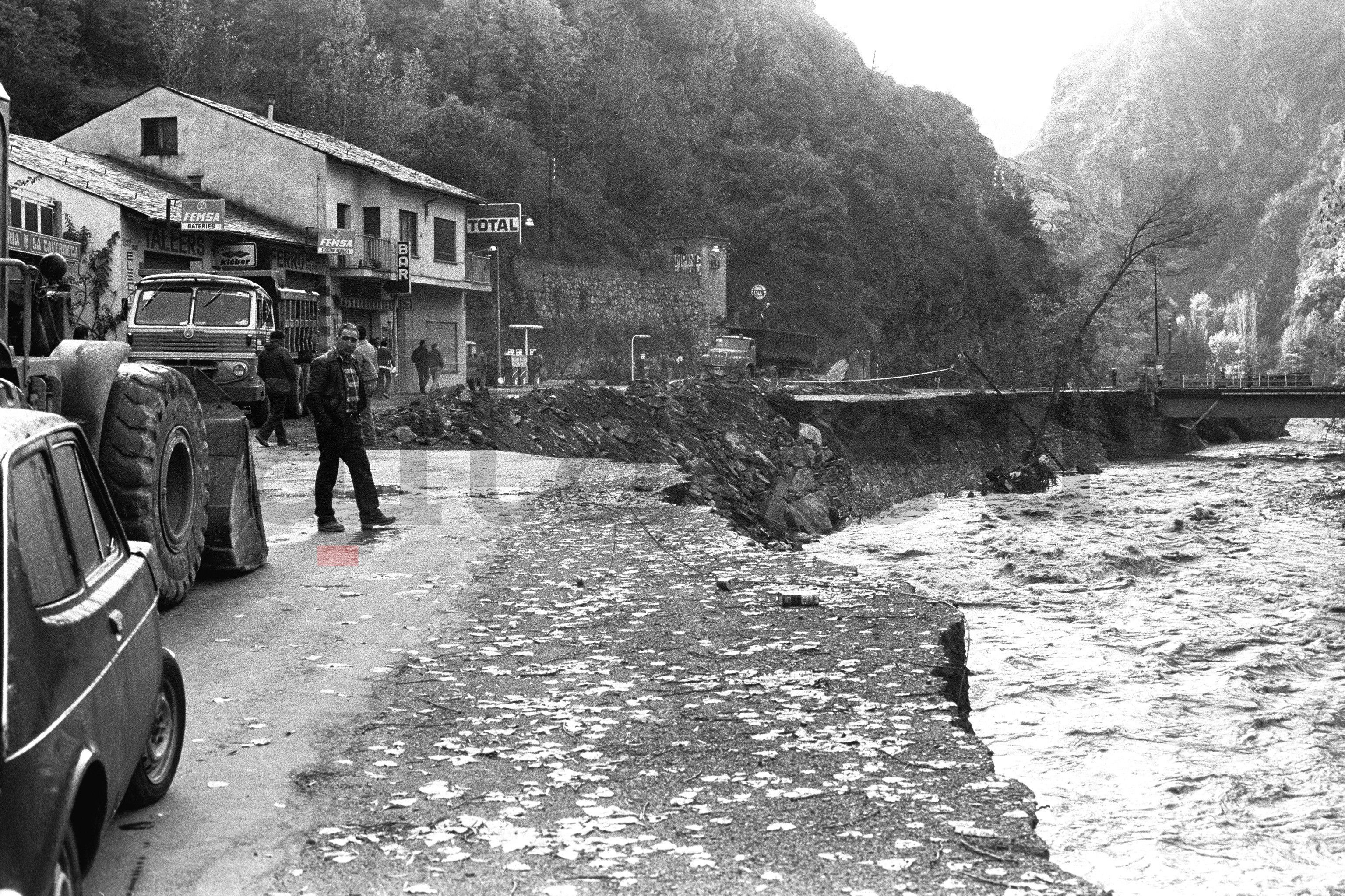 La carretera general a la Font del Ferro. La carretera general a la Font del Ferro.