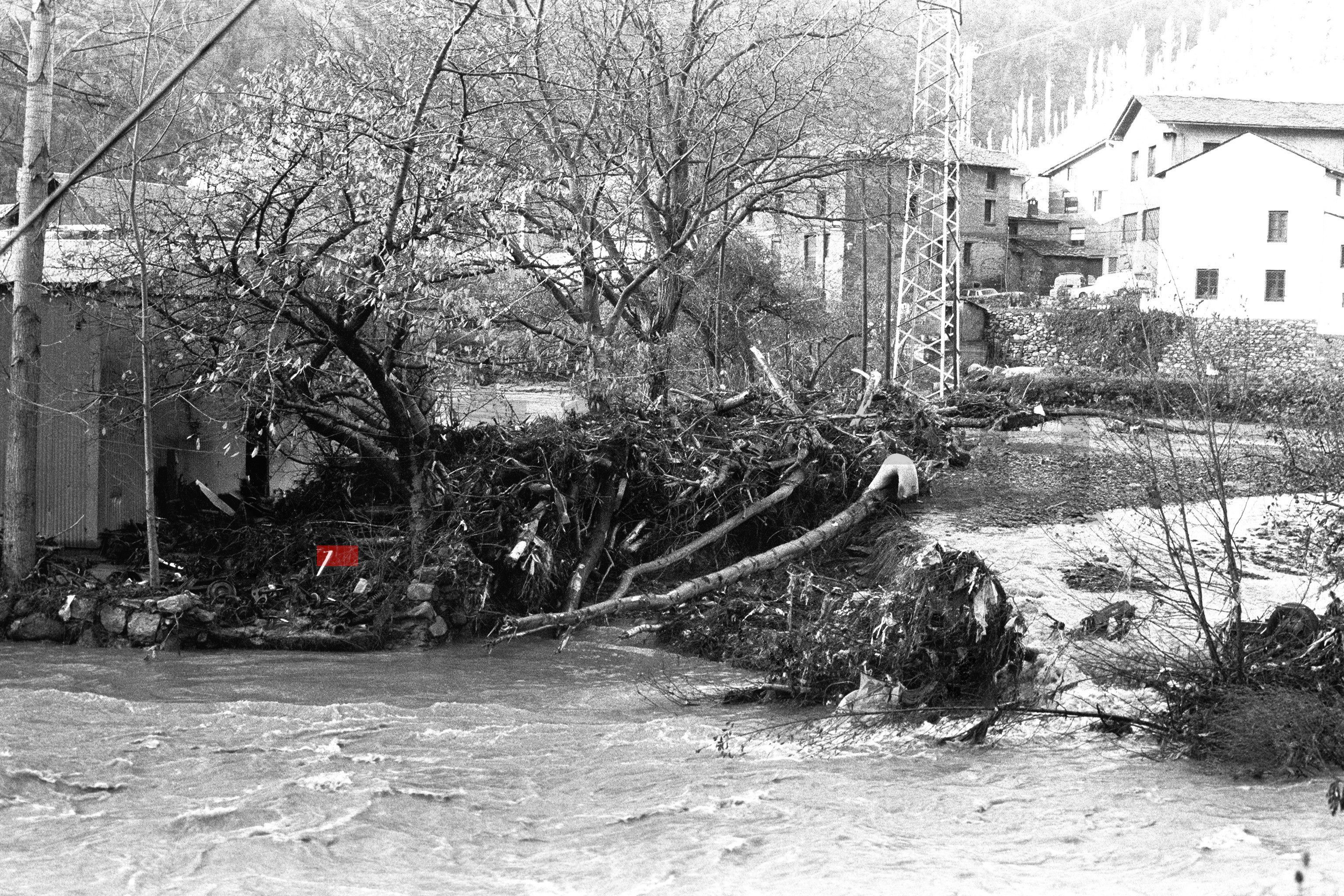 Estat del riu a la zona d'Aixovall. Estat del riu a la zona d'Aixovall.