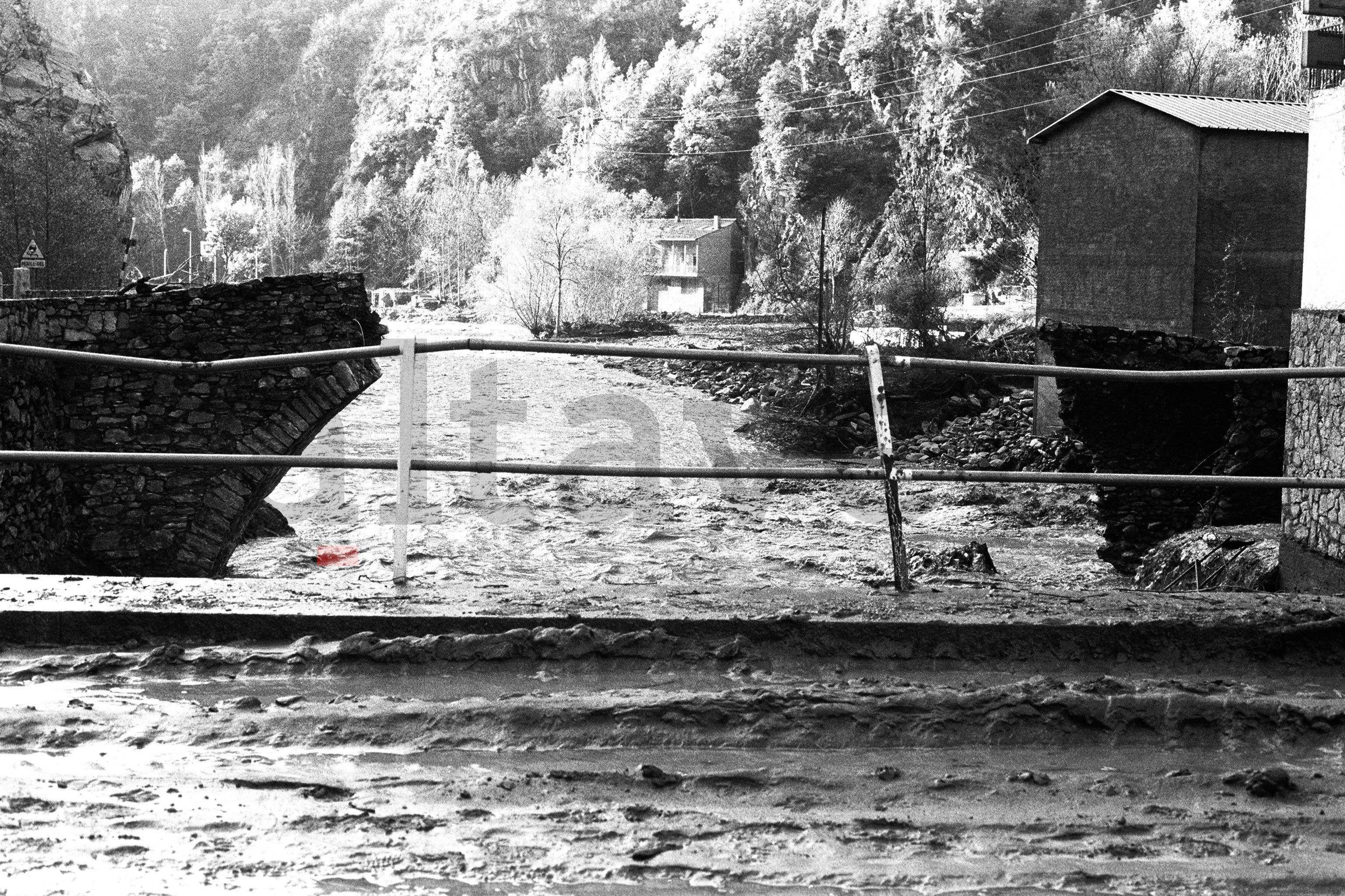 Un pont romànic malmès per la riuada. Un pont romànic malmès per la riuada.