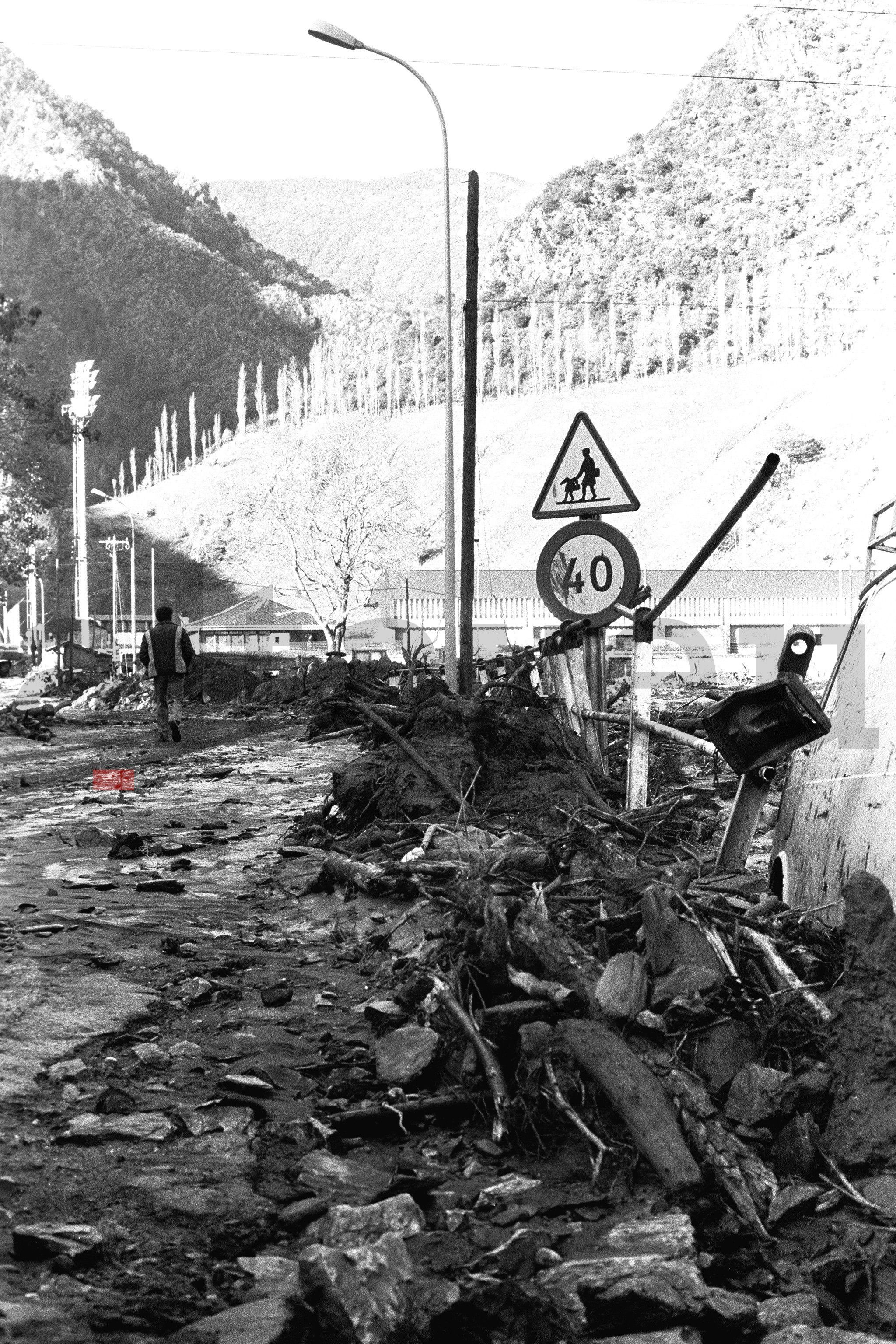 Una imatge de l'inici de la carretera d'Aixovall, amb el camp de futbol al fons. Una imatge de l'inici de la carretera d'Aixovall, amb el camp de futbol al fons.