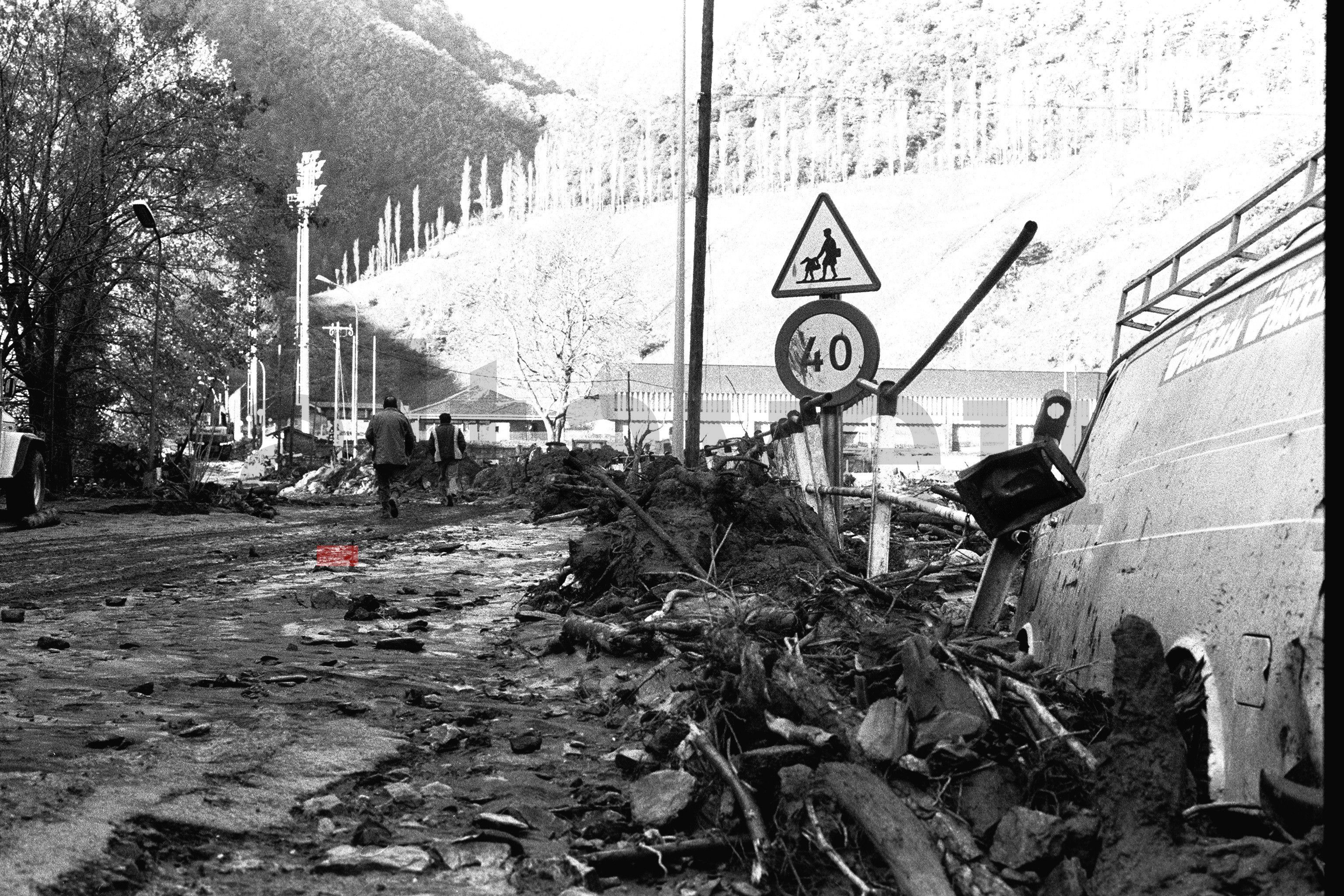 Una imatge de la zona d'Aixovall, amb el camp de futbol al fons. Una imatge de la zona d'Aixovall, amb el camp de futbol al fons.