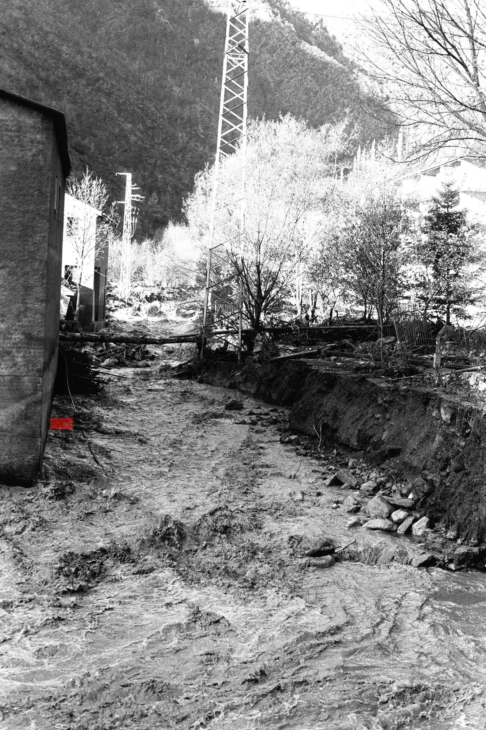 El riu d'Os a Aixovall. El riu d'Os a Aixovall.