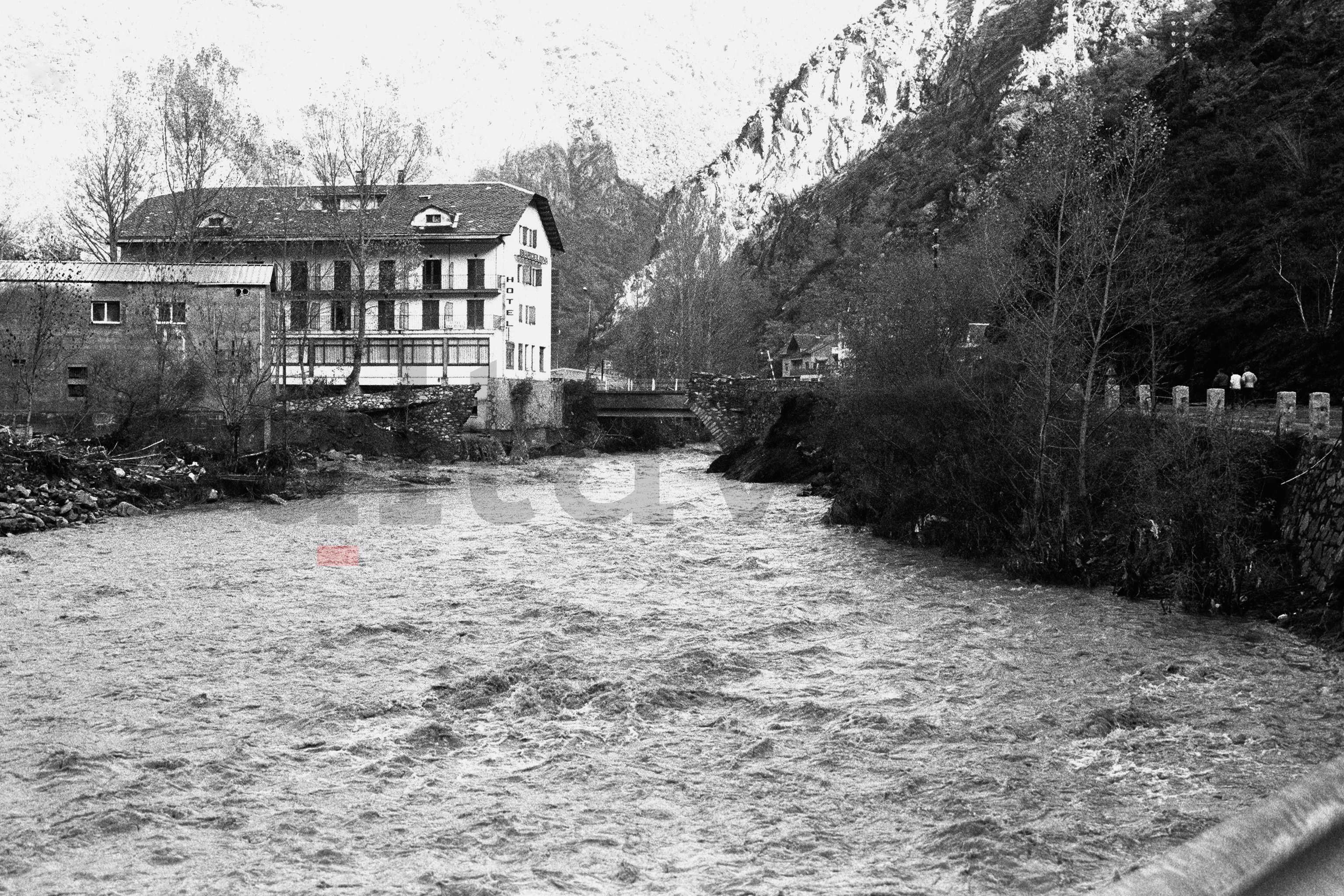 El riu al seu pas per Aixovall, amb el pont romànic emportat pel riu. El riu al seu pas per Aixovall, amb el pont romànic emportat pel riu.