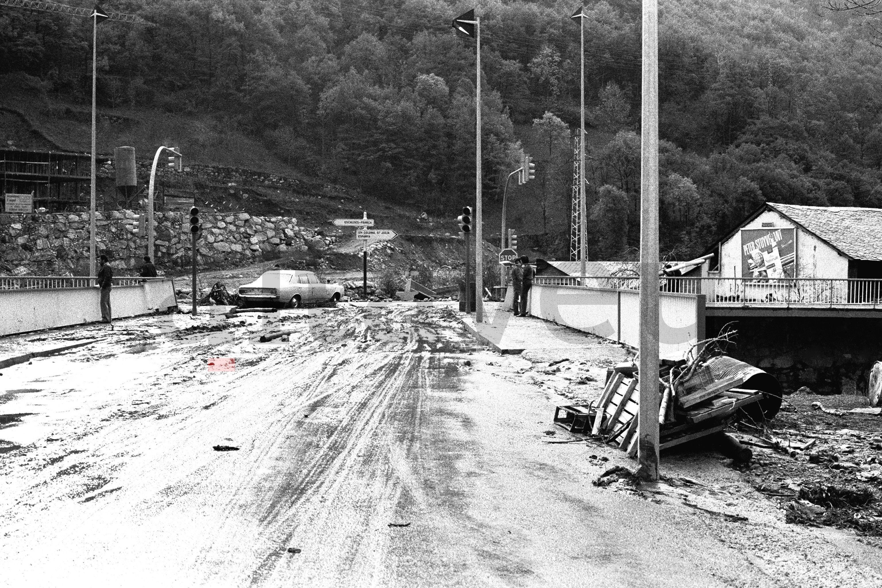 Andorra la vella, pont de Prada Casadet cruïlla avda. Tarradogna, actual rotonda de l'estació d'autobusos. Andorra la vella, pont de Prada Casadet cruïlla avda. Tarradogna, actual rotonda de l'estació d'autobusos.