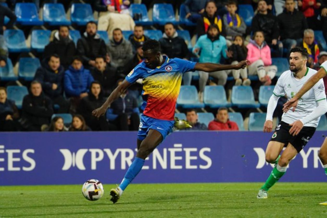 Bundu remata a porteria en l'ocasió més clara de l'Andorra a la primera part.