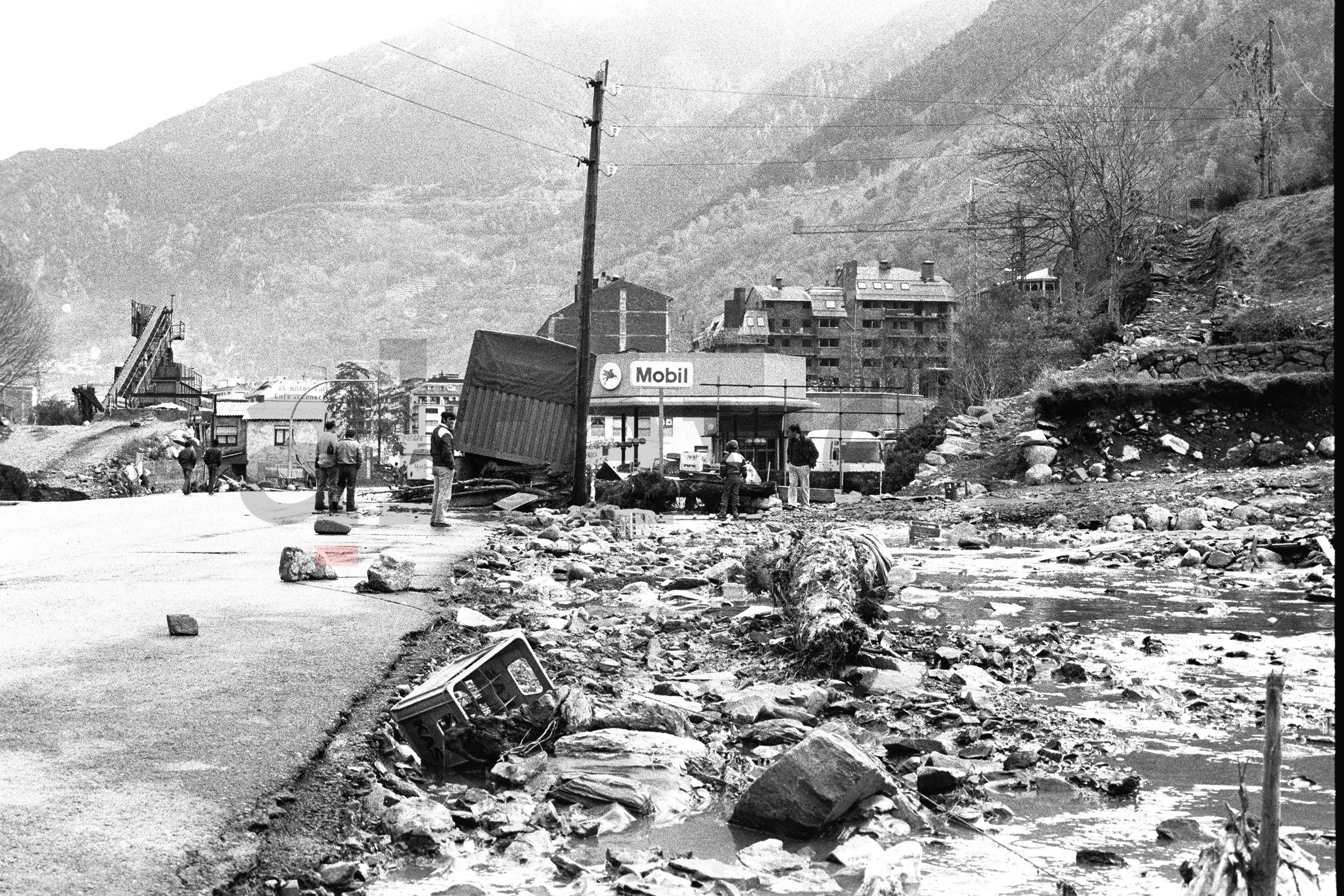 Situació en què va quedar l'avinguda Tarragona a l'altura del que avui és Terra Vella. Situació en què va quedar l'avinguda Tarragona a l'altura del que avui és Terra Vella.