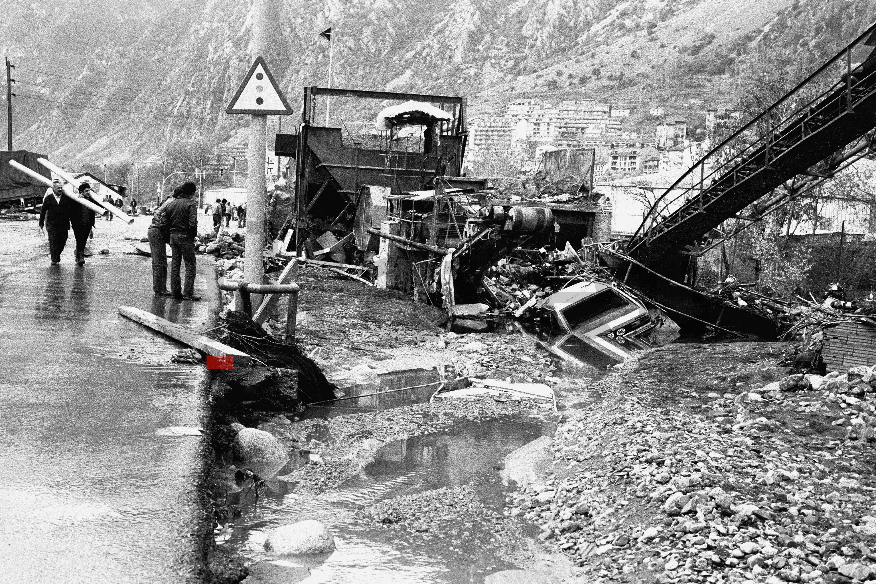 Estat en què van quedar les instal·lacions de la cimentera que hi havia a l'avinguda Tarragona. Estat en què van quedar les instal·lacions de la cimentera que hi havia a l'avinguda Tarragona.
