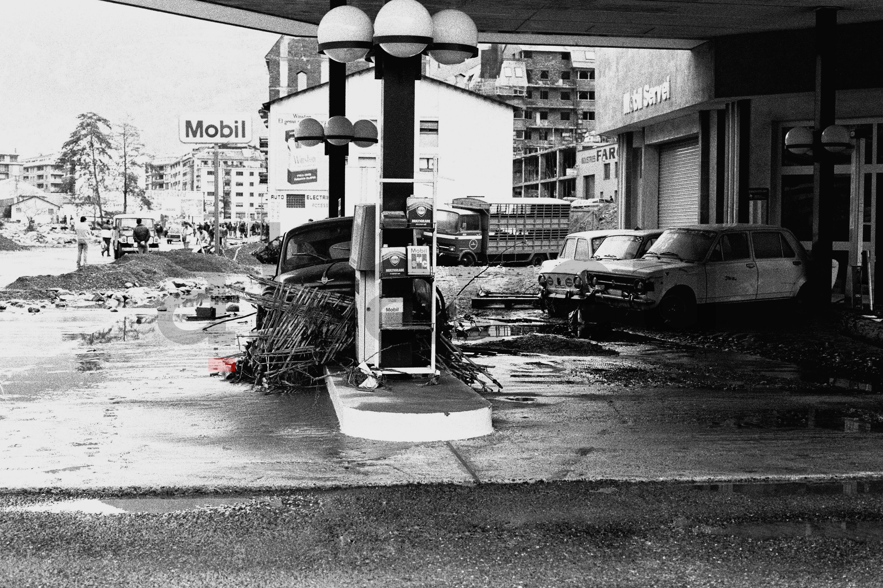 Situació que presentava després de l'aiguat l'estació de servei que avui porta la bandera de Cepsa a l'avinguda Tarragona. Situació que presentava després de l'aiguat l'estació de servei que avui porta la bandera de Cepsa a l'avinguda Tarragona.