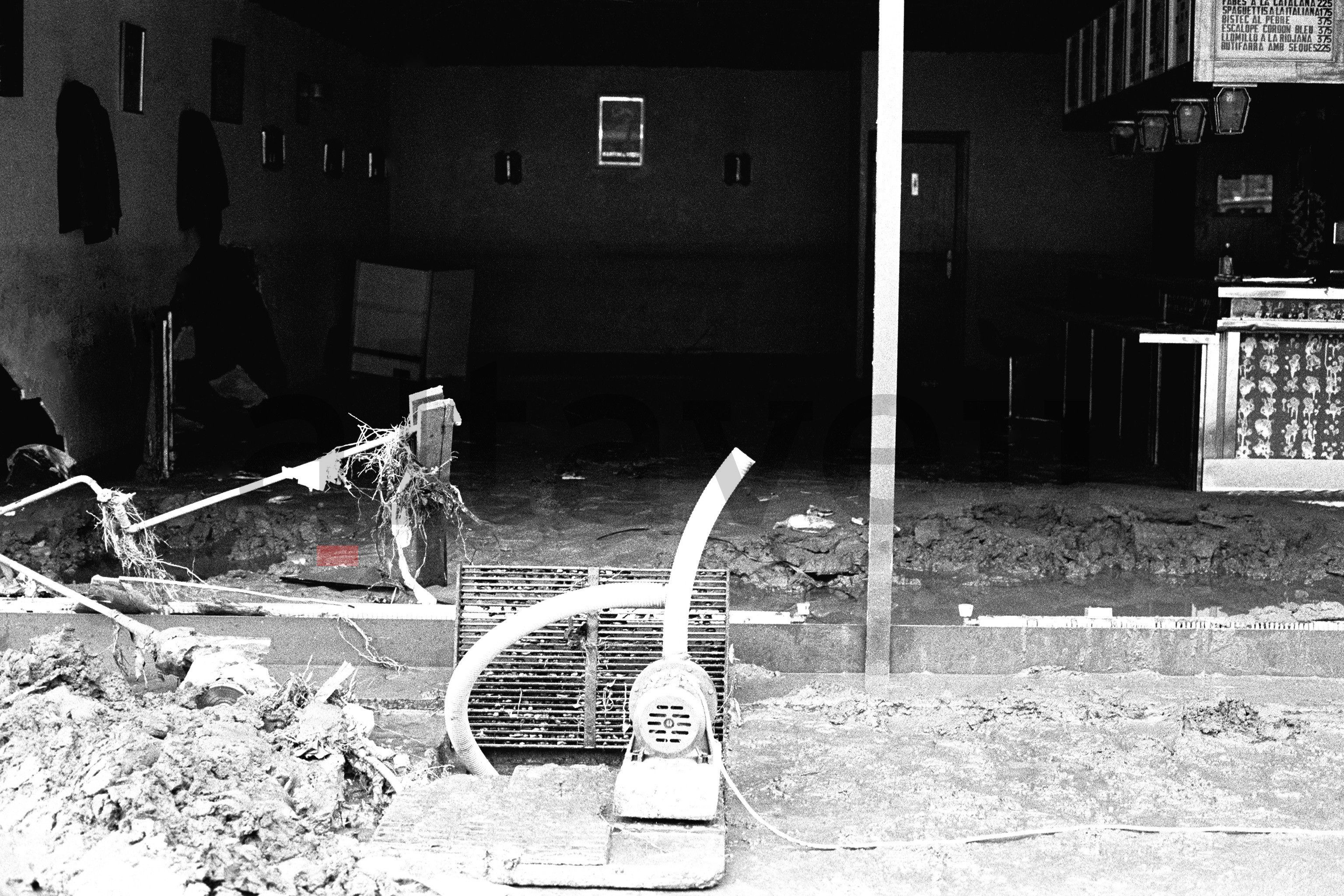 El bar-restaurant l'Aigüeta, situat enfront d'on està ara, va resultar molt malmès. El bar-restaurant l'Aigüeta, situat enfront d'on està ara, va resultar molt malmès.