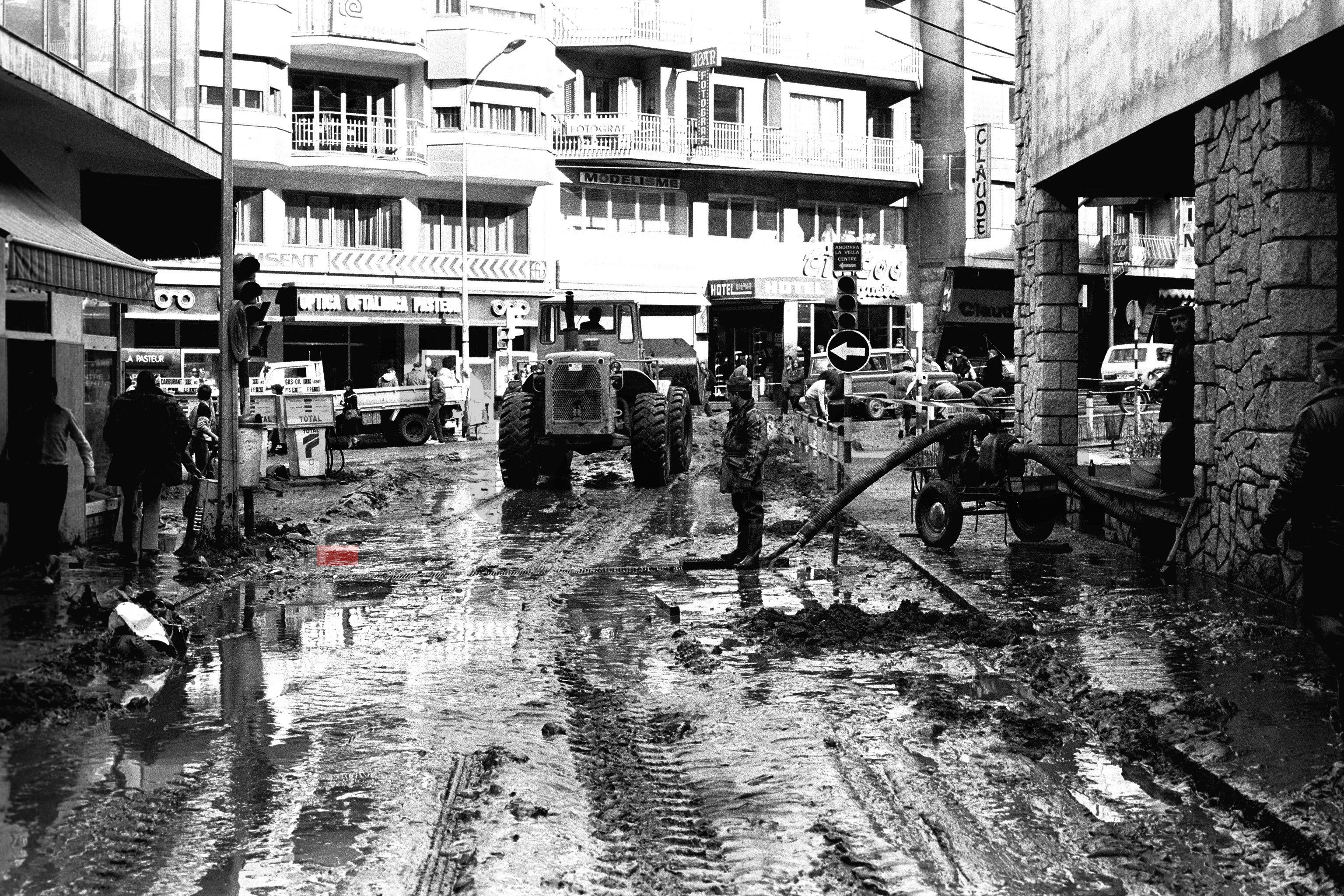Els bombers treballant a la confluència del carrer Riberaygua amb l'avinguda Meritxell. Els bombers treballant a la confluència del carrer Riberaygua amb l'avinguda Meritxell.