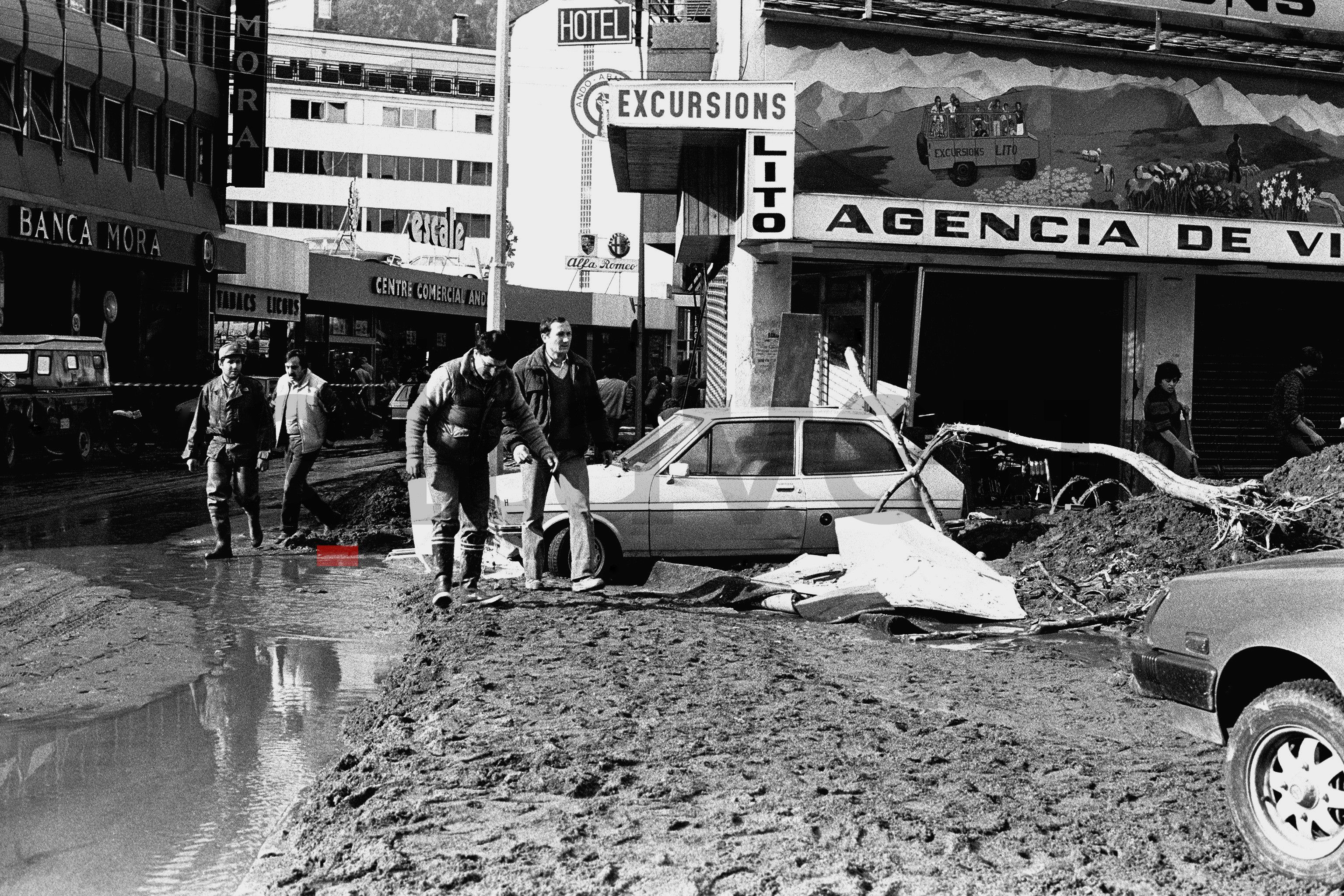 Fang, aigua i béns malmesos a l'avinguda Meritxell. Fang, aigua i béns malmesos a l'avinguda Meritxell.