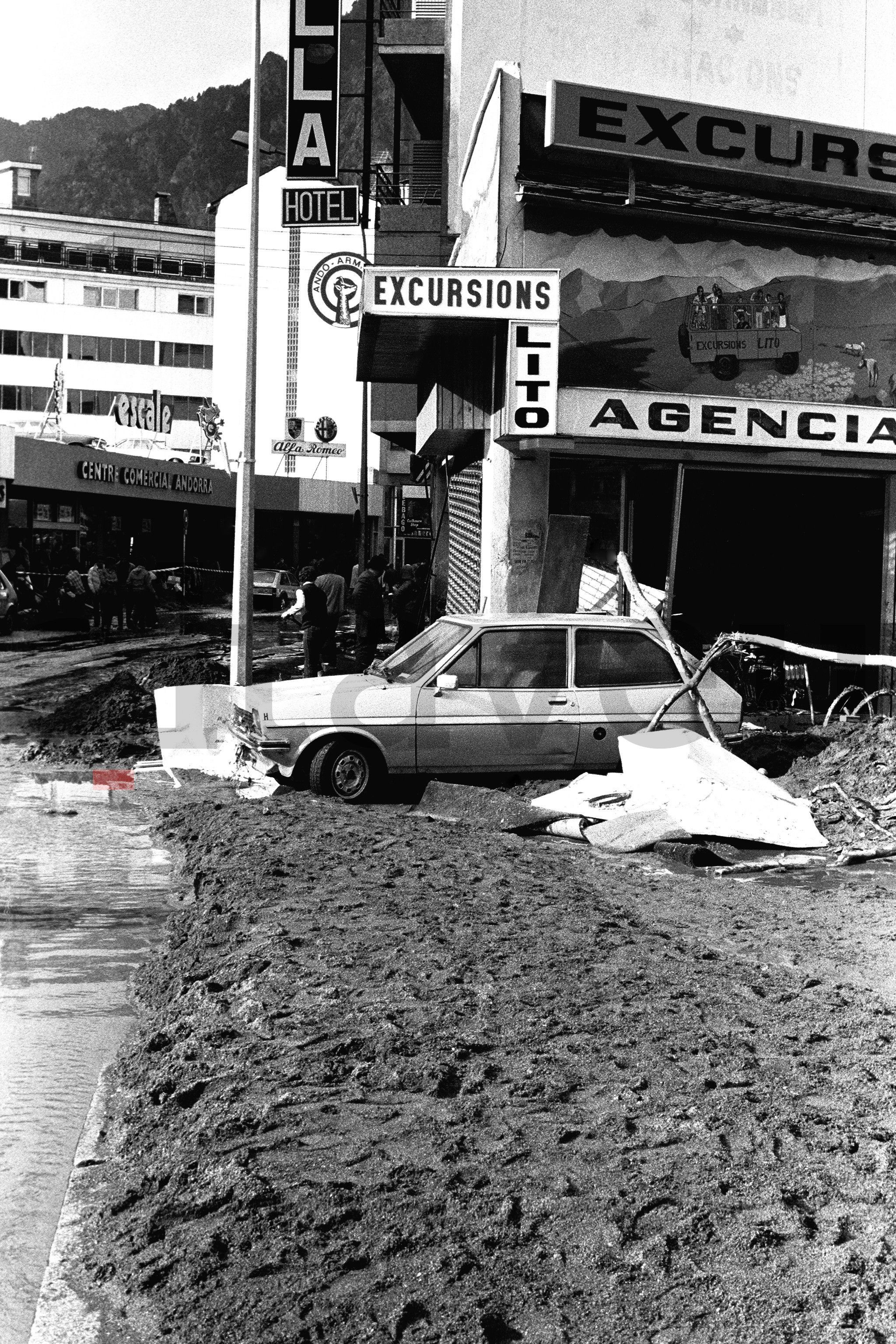 Fang, aigua i béns malmesos a l'avinguda Meritxell. Fang, aigua i béns malmesos a l'avinguda Meritxell.