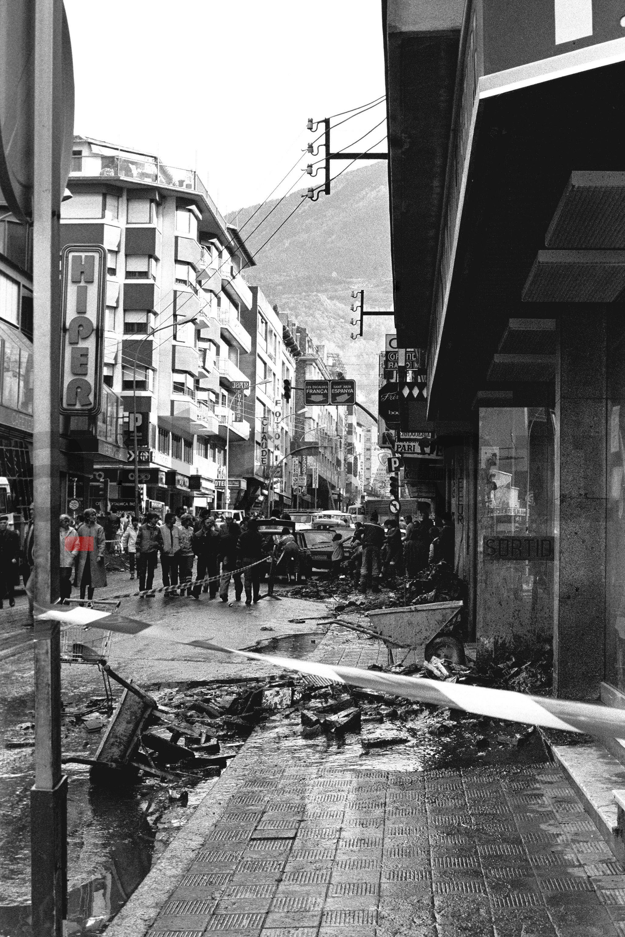 L'avinguda Meritxell, a l'altura de l'Hiper, quan ja havia passat el més dur de l'aiguat. L'avinguda Meritxell, a l'altura de l'Hiper, quan ja havia passat el més dur de l'aiguat.