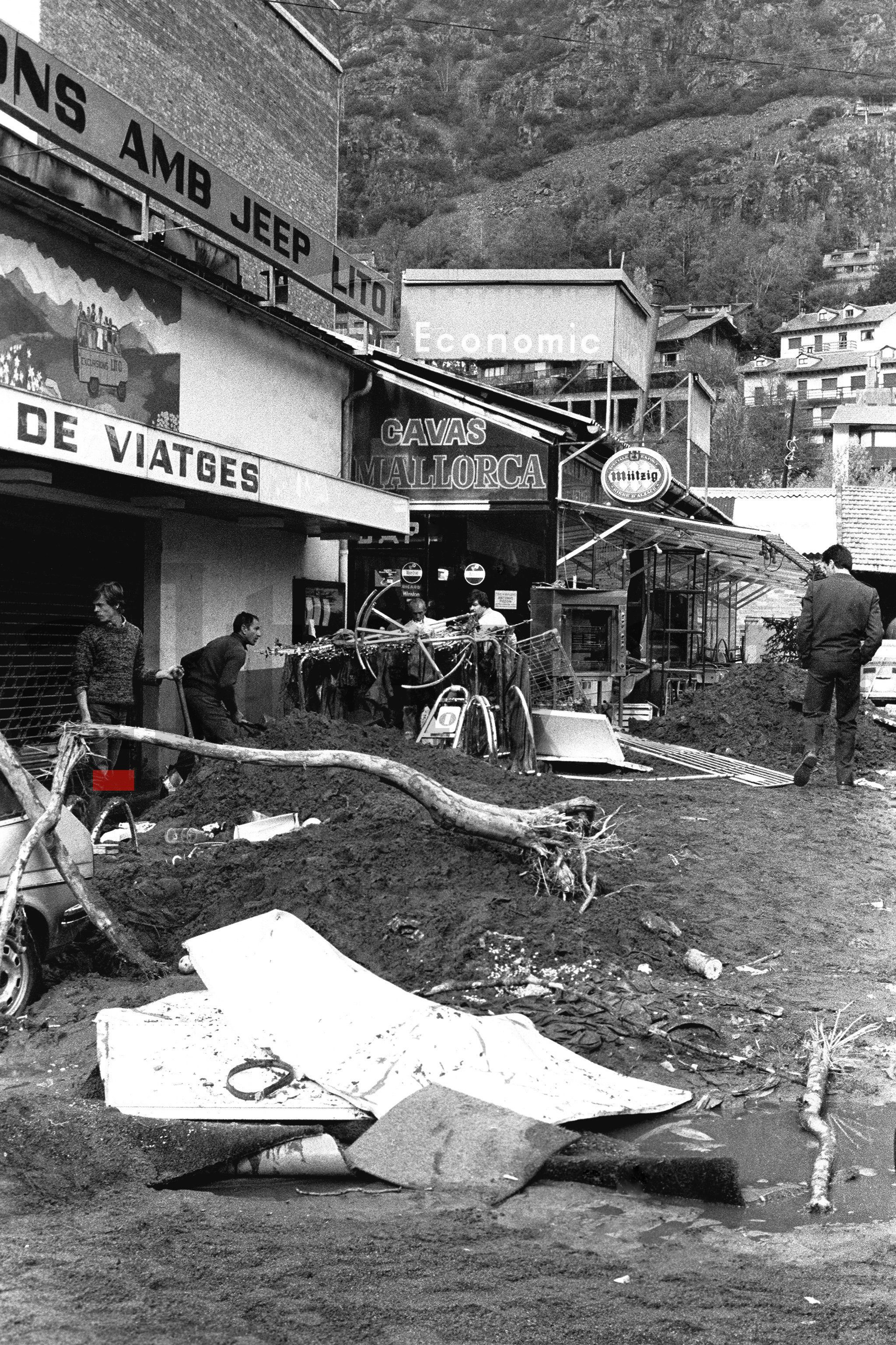 Els efectes de l'aiguat en les immediacions de l'avinguda Meritxell. Els efectes de l'aiguat en les immediacions de l'avinguda Meritxell.