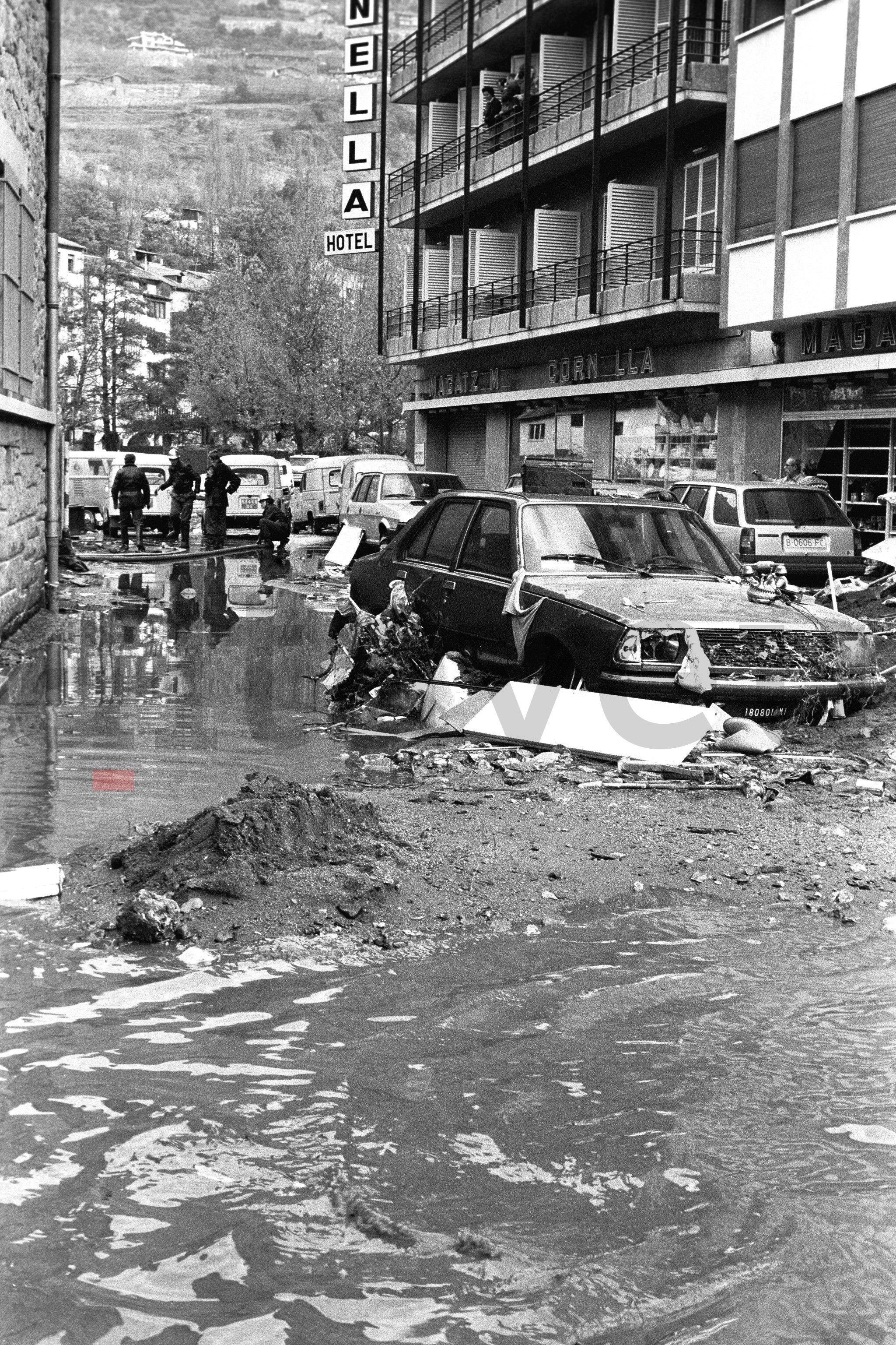Els bombers treballant davant l'antic hotel Cornella. Els bombers treballant davant l'antic hotel Cornella.