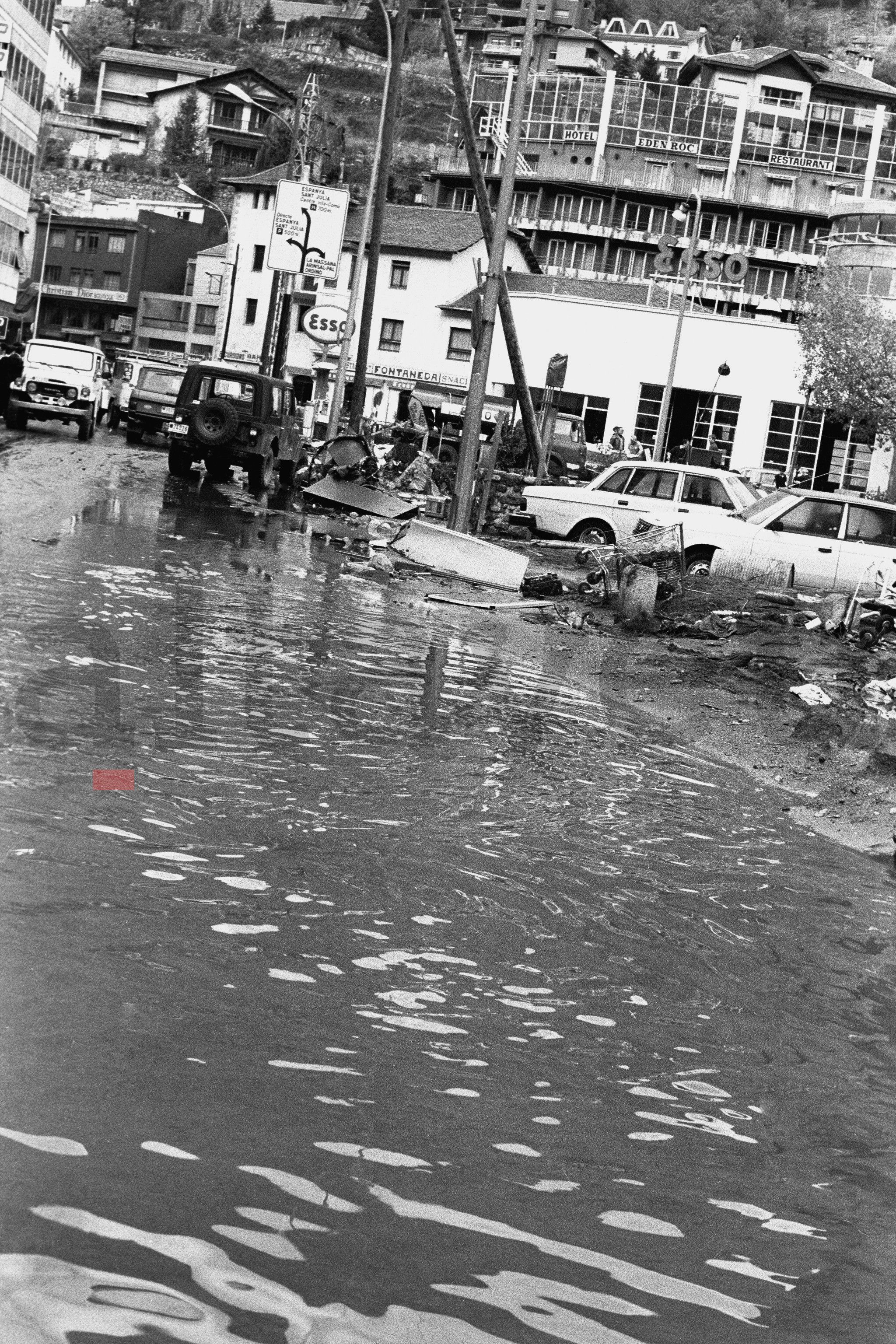La zona de la Rotonda després de l'aigua; davant del Prisunic que actualment és la seu social de Crèdit Andorrà. La zona de la Rotonda després de l'aigua; davant del Prisunic que actualment és la seu social de Crèdit Andorrà.
