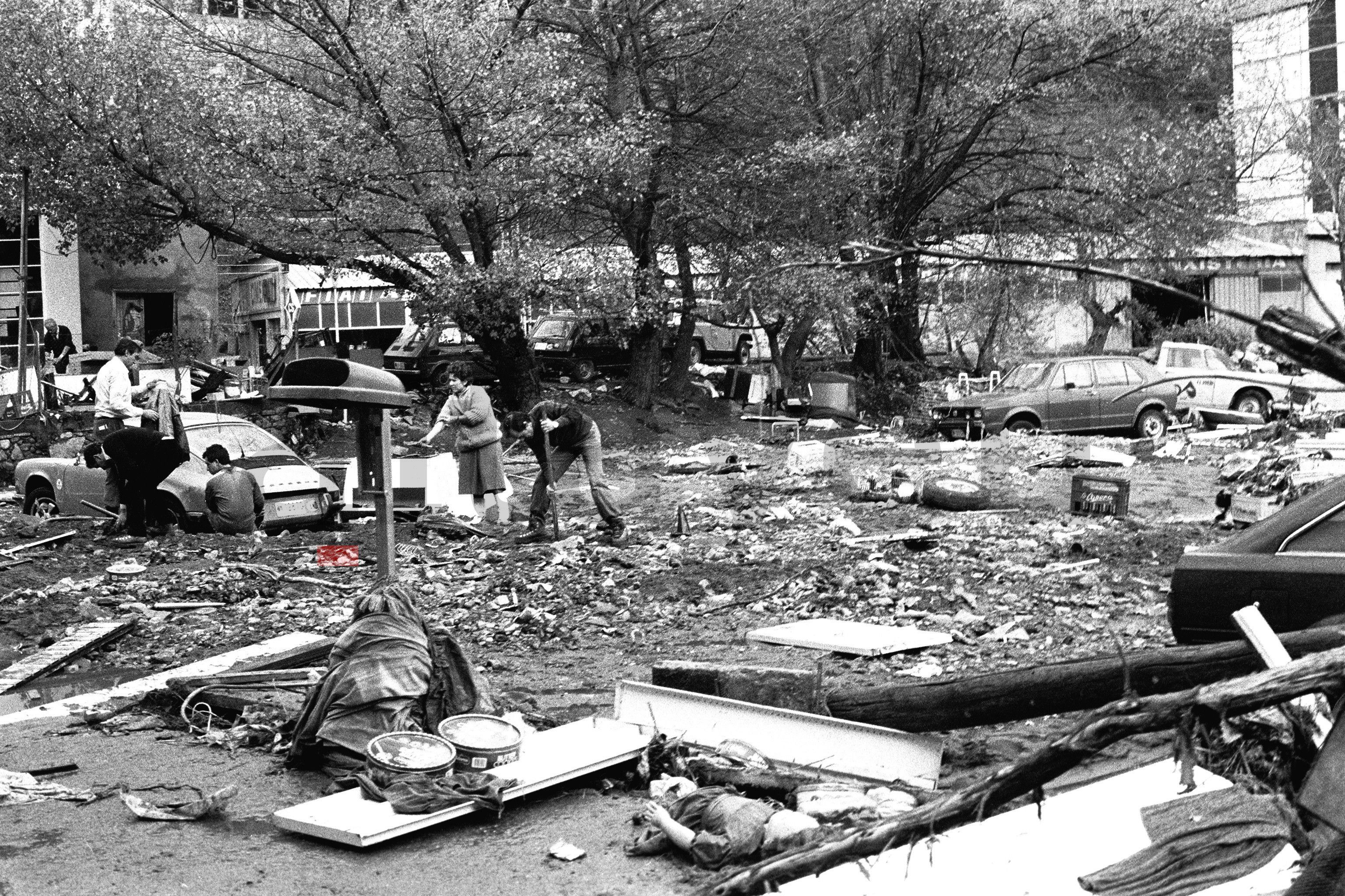 Andorra la vella, aparcament al costat de l'estació de servei ESSO aprop de la rotonda. Andorra la vella, aparcament al costat de l'estació de servei ESSO aprop de la rotonda.